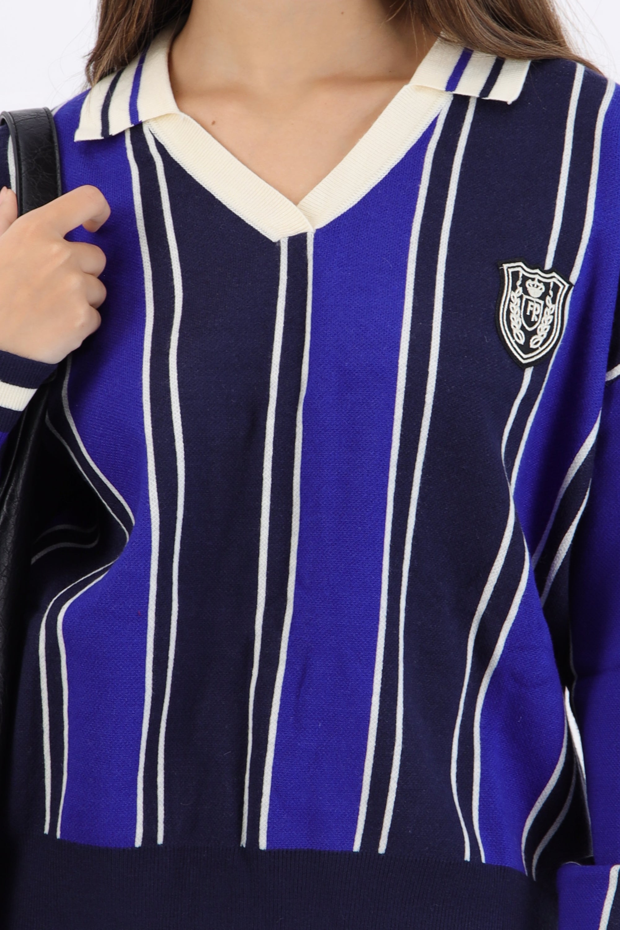 Suéter cuello polo detalle escudo