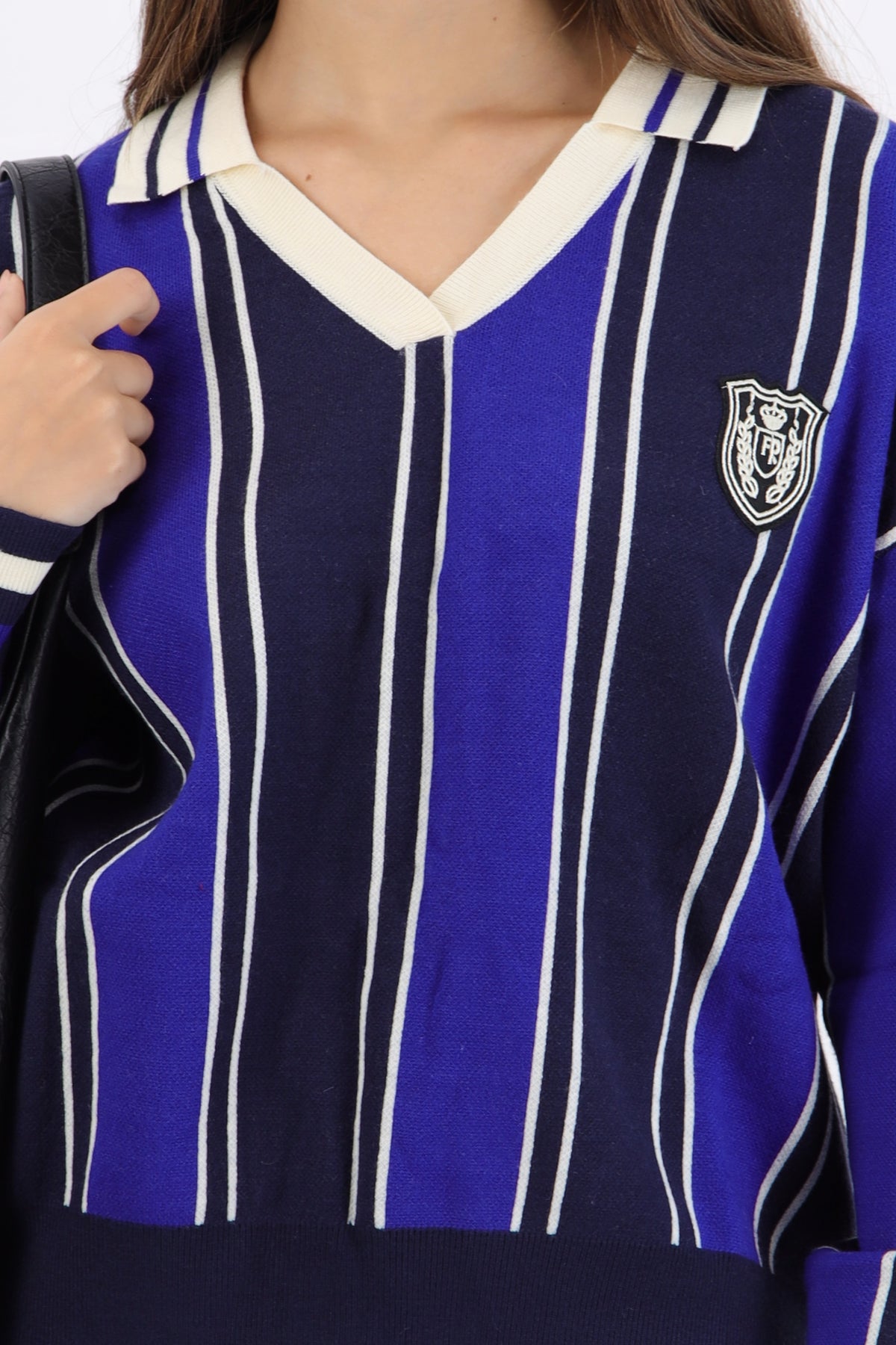 Suéter cuello polo detalle escudo AZUL COMBO