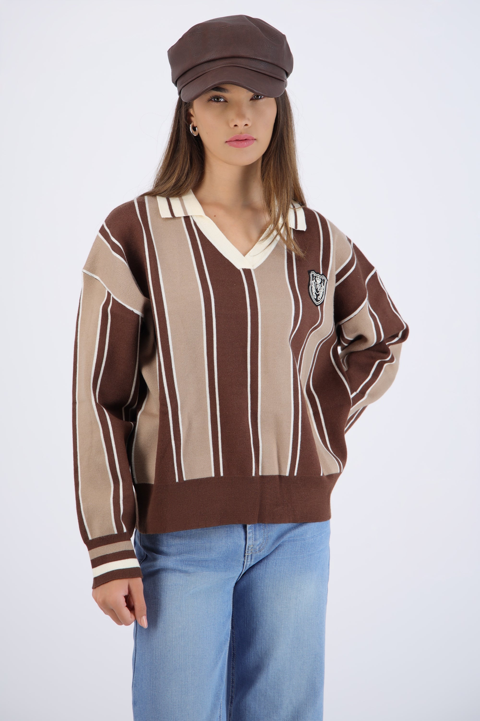 Suéter cuello polo detalle escudo