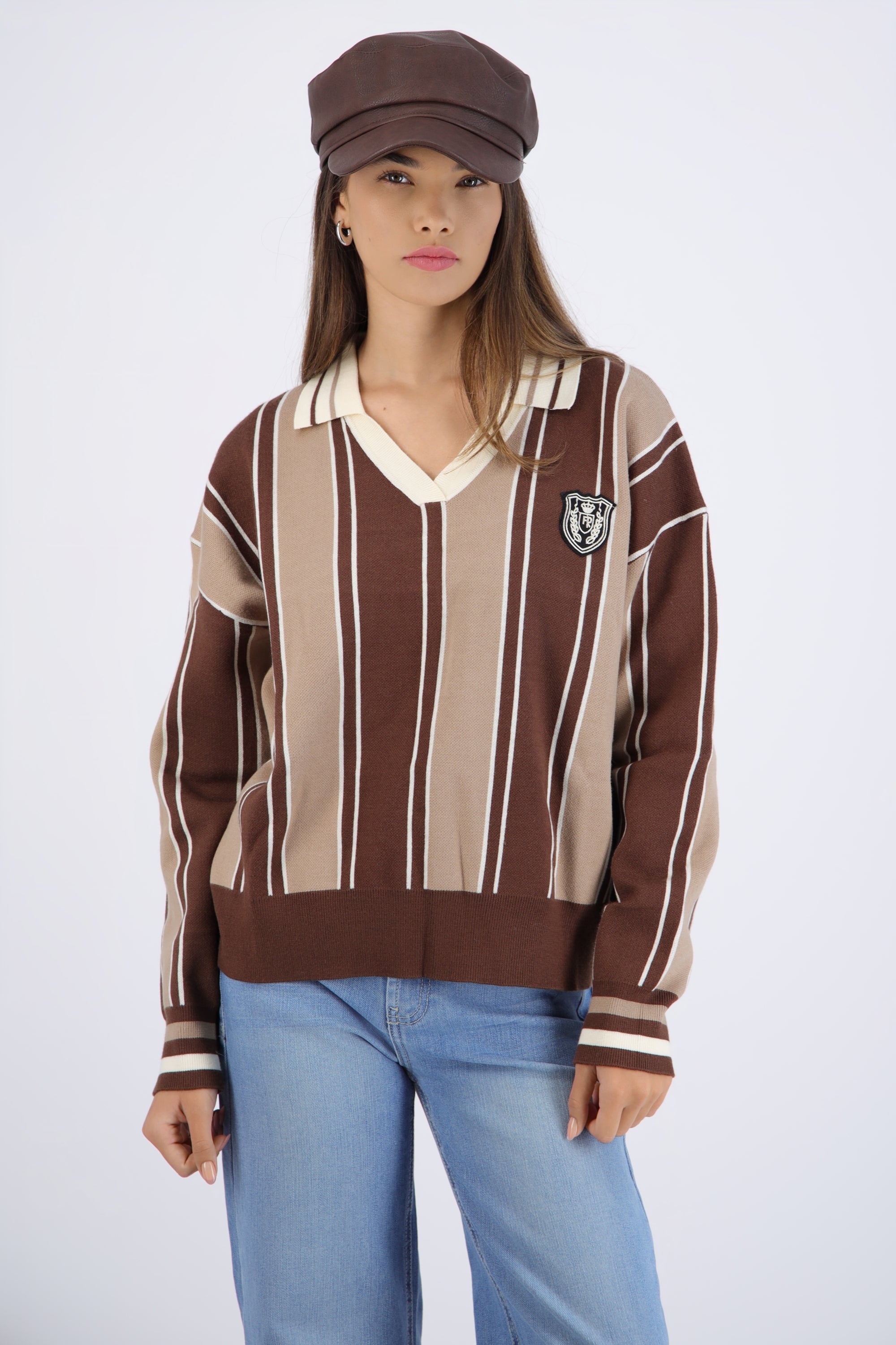 Suéter cuello polo detalle escudo CAFE COMBO