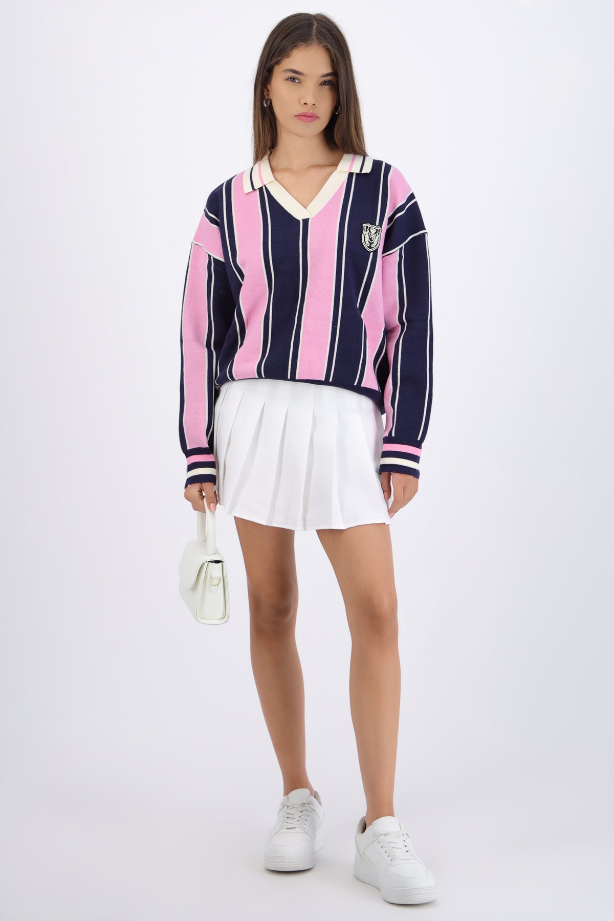 Suéter cuello polo detalle escudo ROSA COMBO