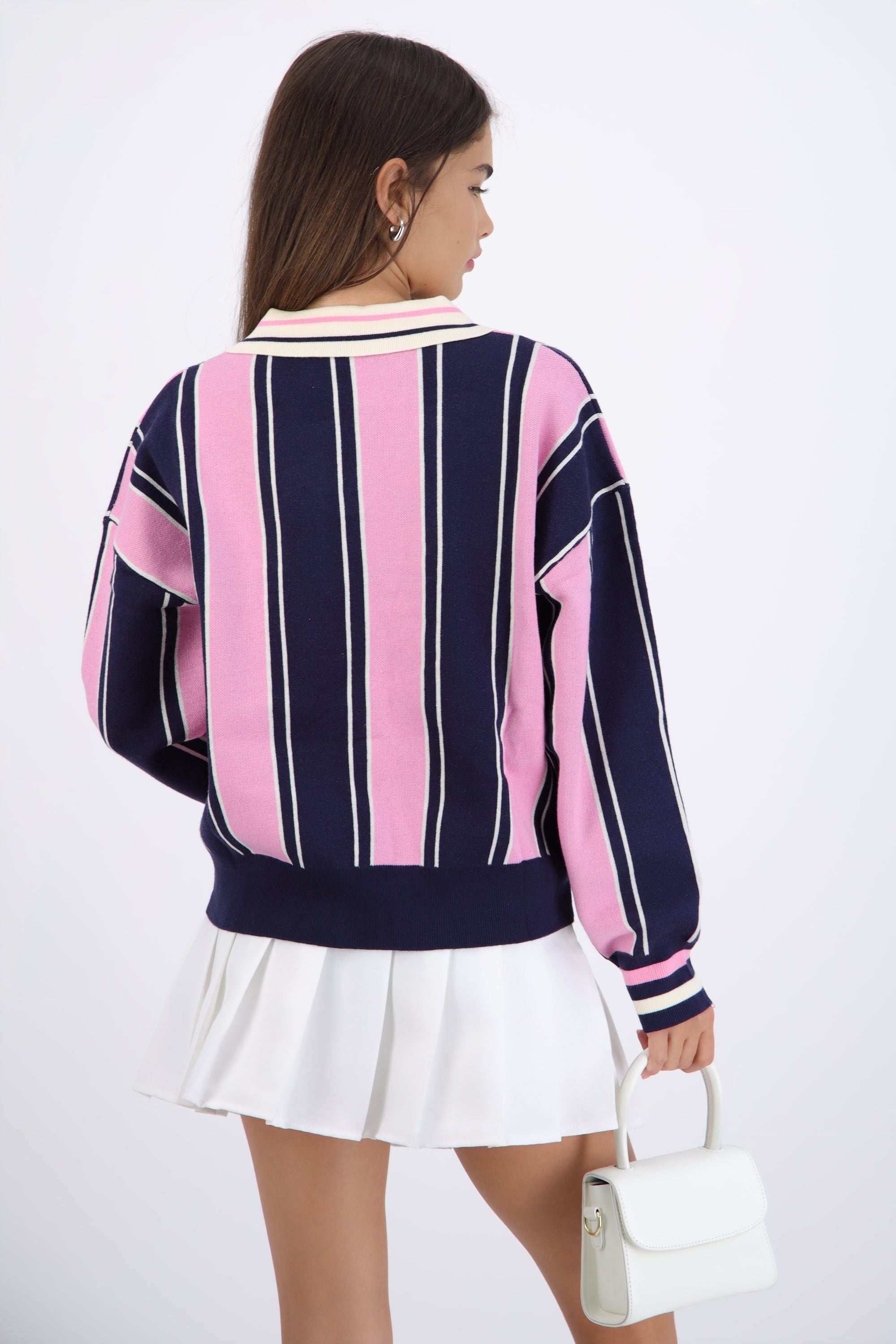Suéter cuello polo detalle escudo