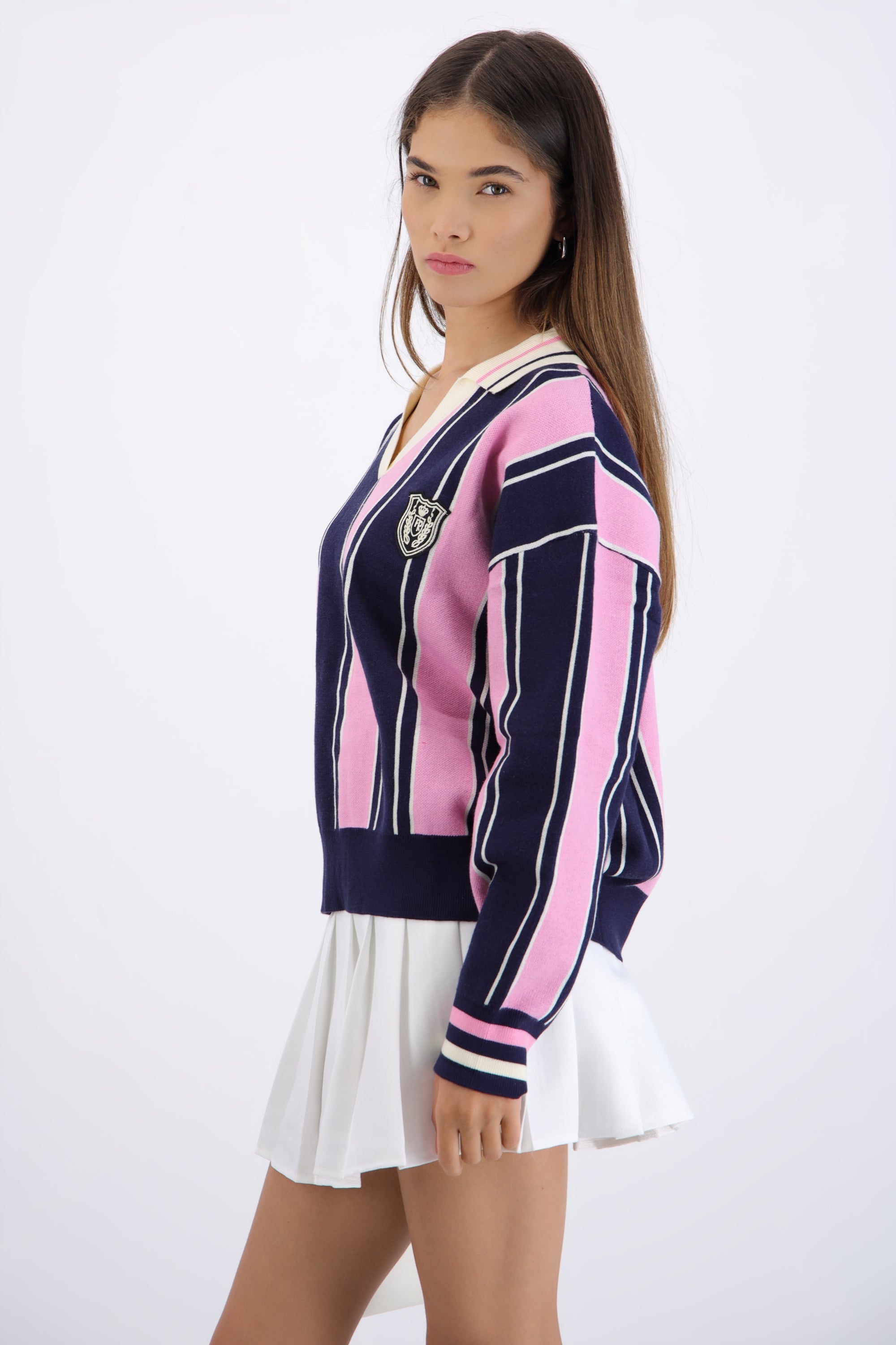 Suéter cuello polo detalle escudo ROSA COMBO