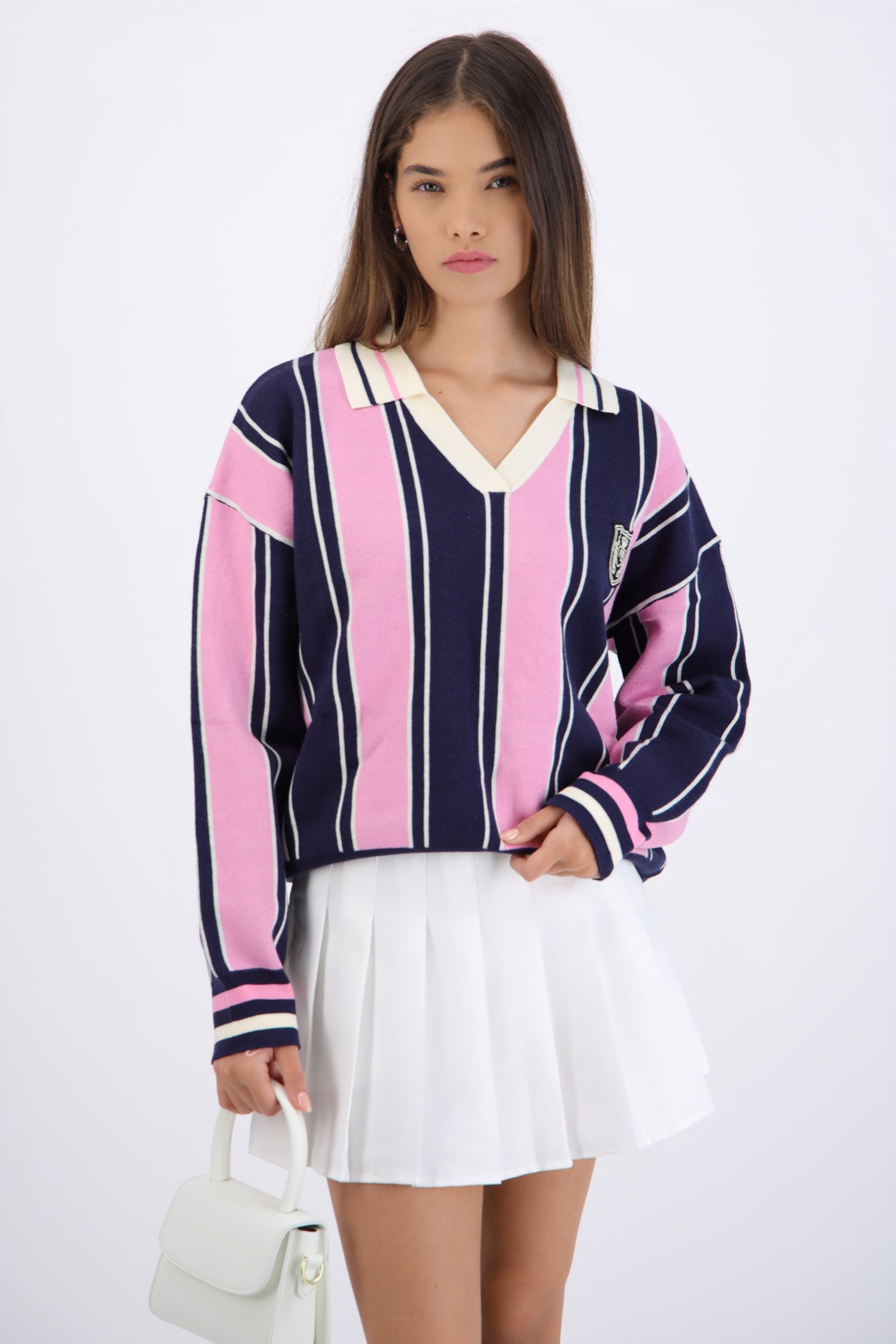 Suéter cuello polo detalle escudo ROSA COMBO