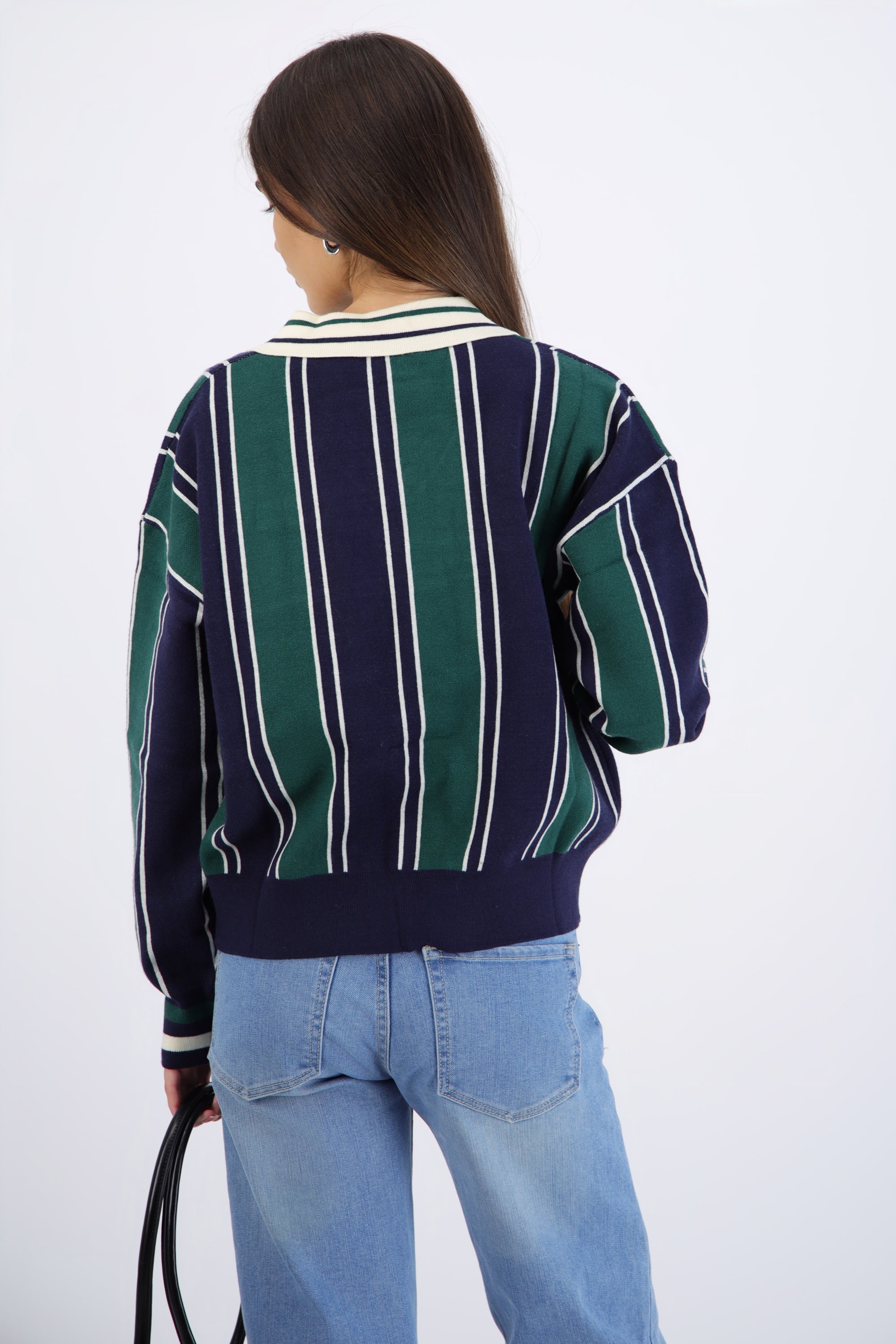 Suéter cuello polo detalle escudo