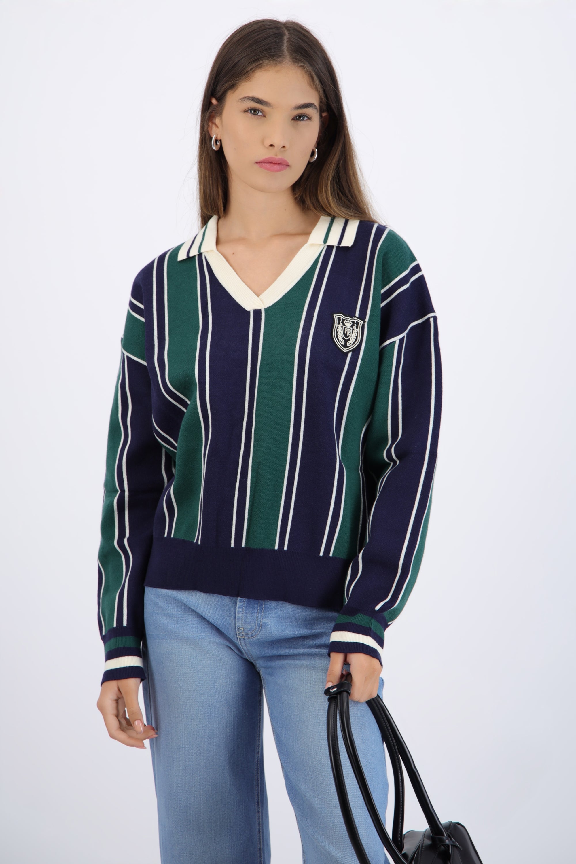 Suéter cuello polo detalle escudo