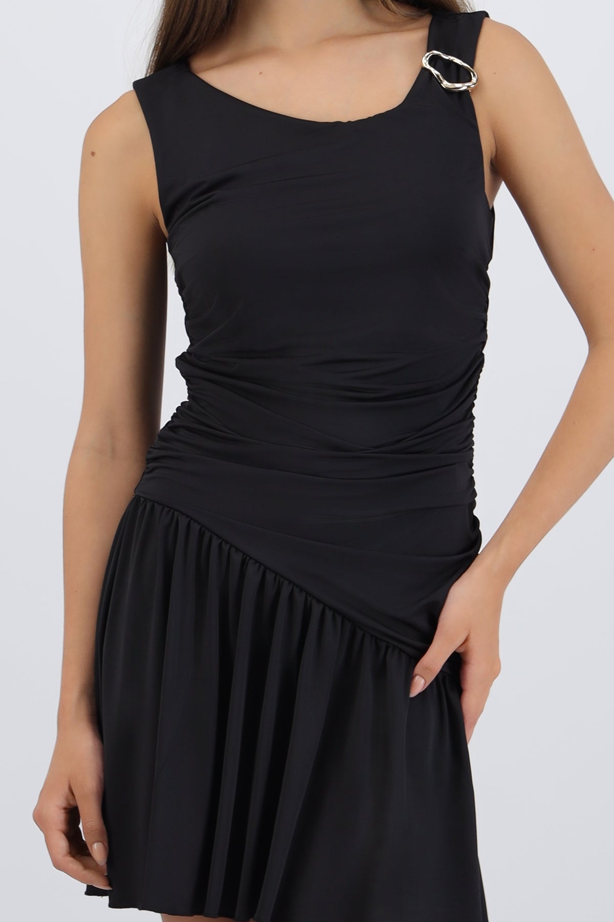 Vestido mini drapeado detalle herraje NEGRO