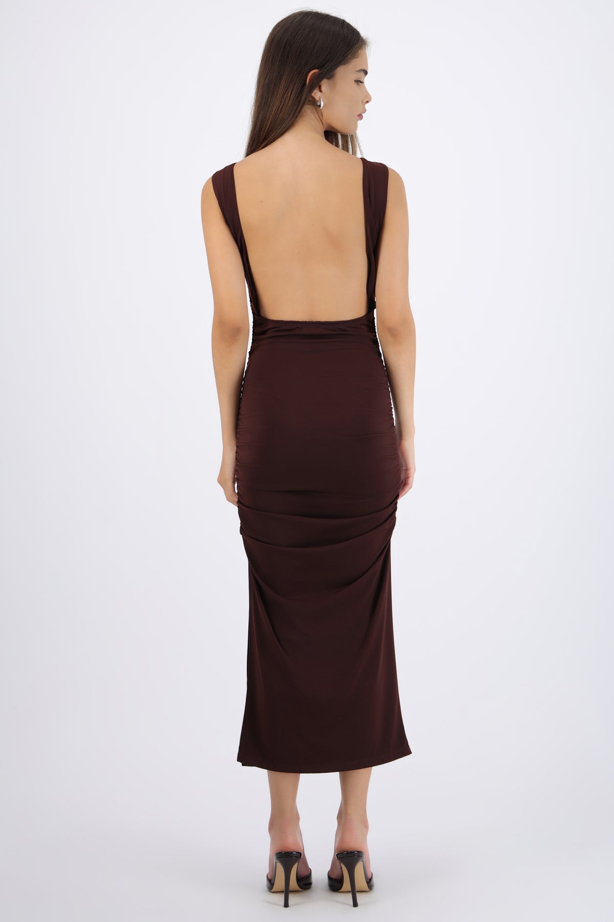 Vestido maxi detalle fruncido lateral CHOCOLATE