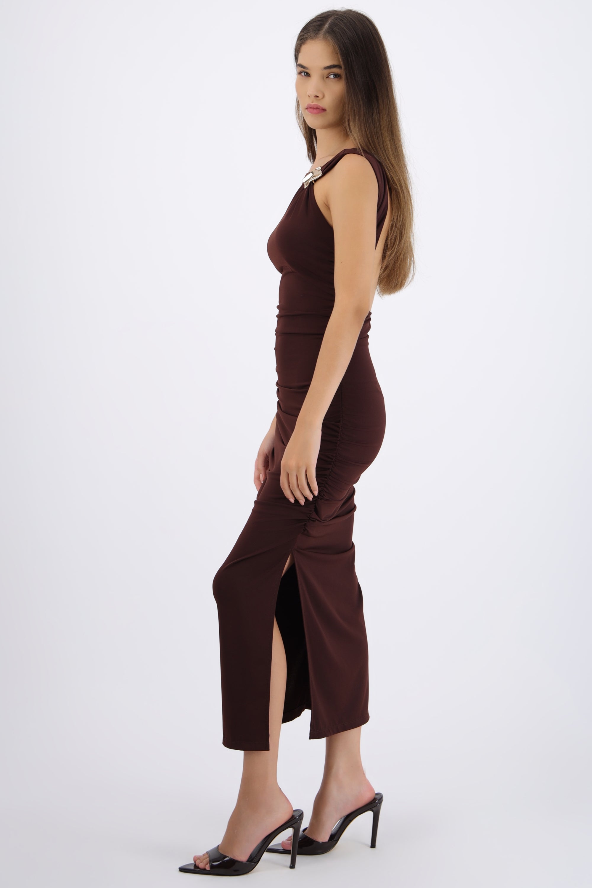 Vestido maxi detalle fruncido lateral CHOCOLATE