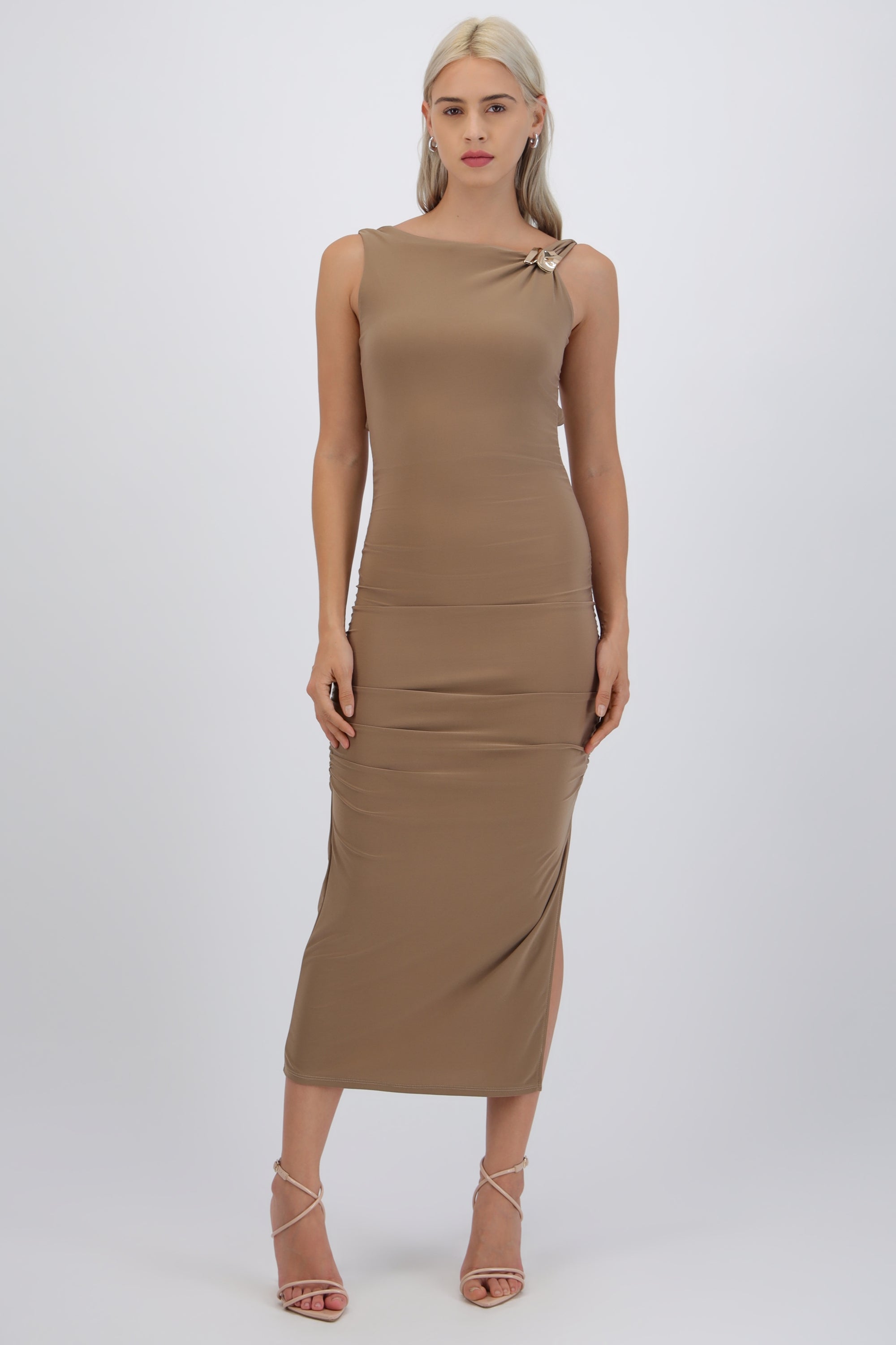 Vestido maxi detalle fruncido lateral