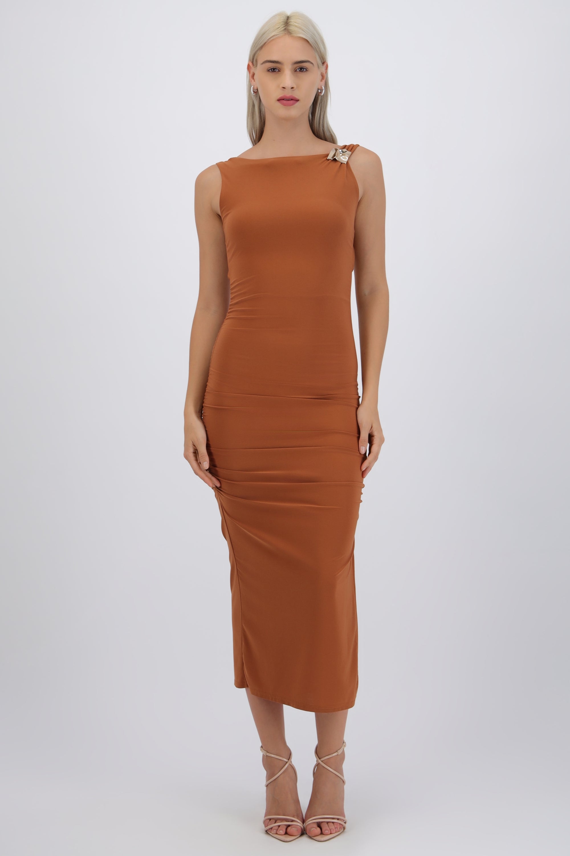 Vestido maxi detalle fruncido lateral