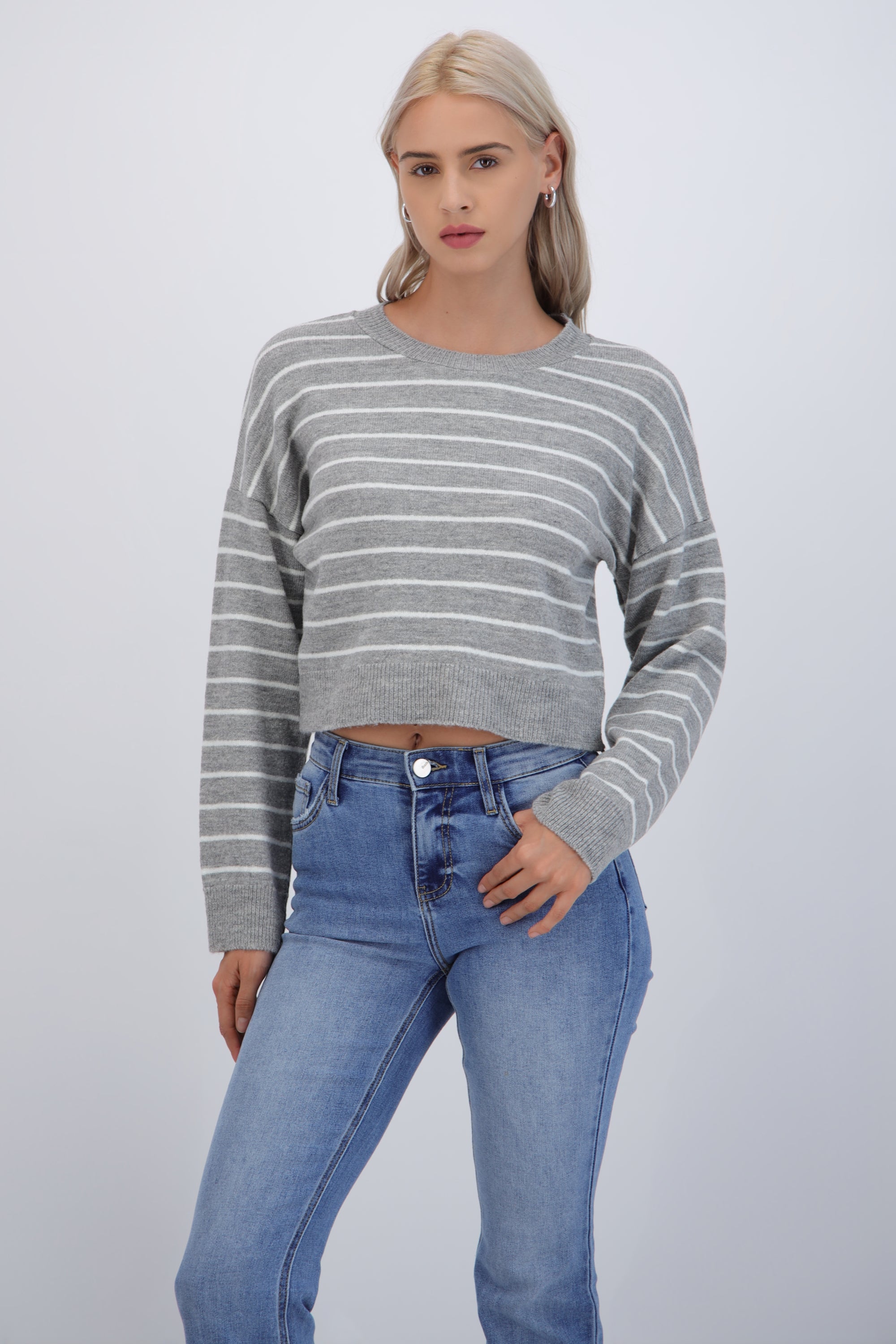 Suéter crop rayas suave GRIS CLARO