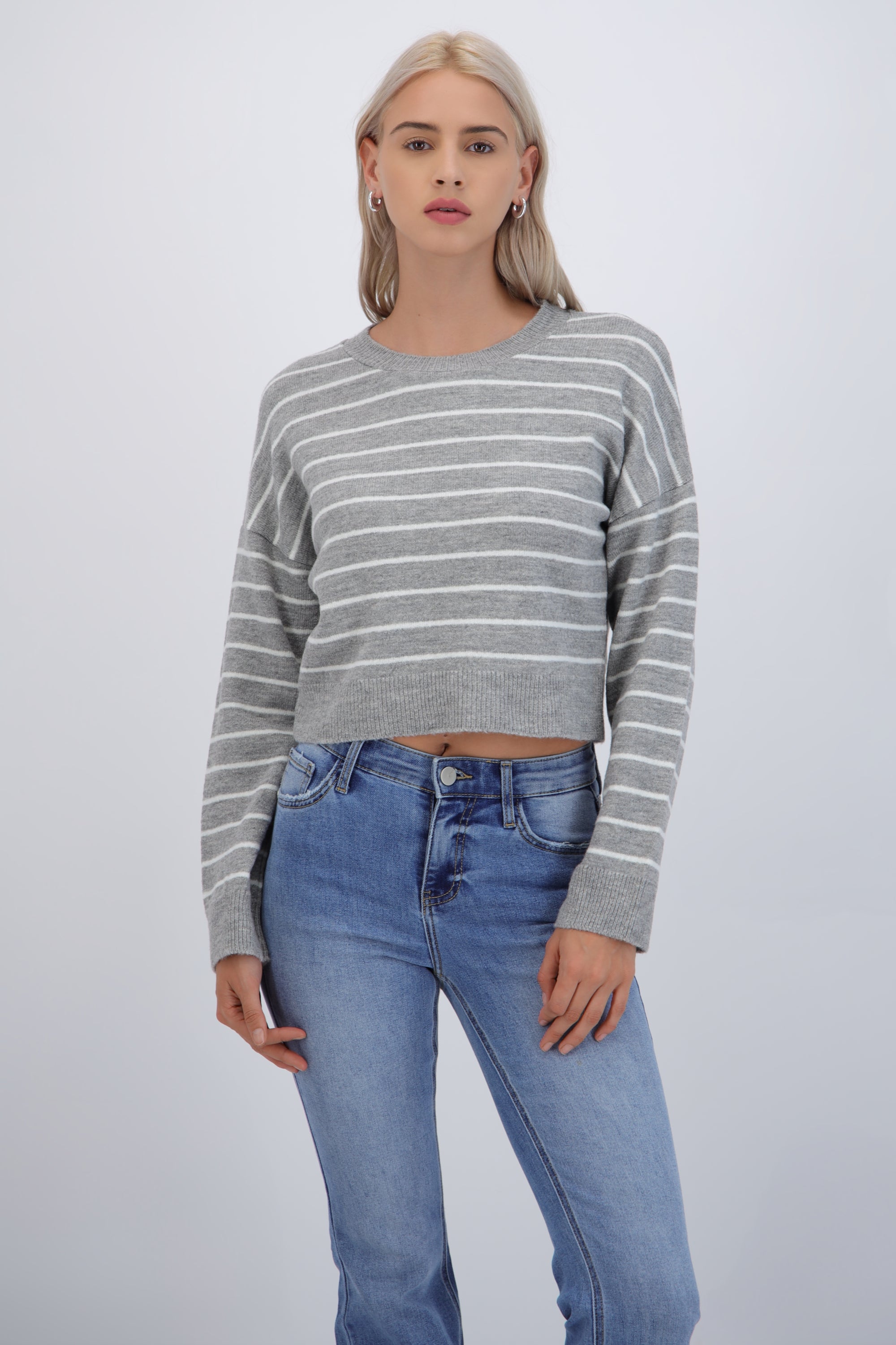 Suéter crop rayas suave GRIS CLARO