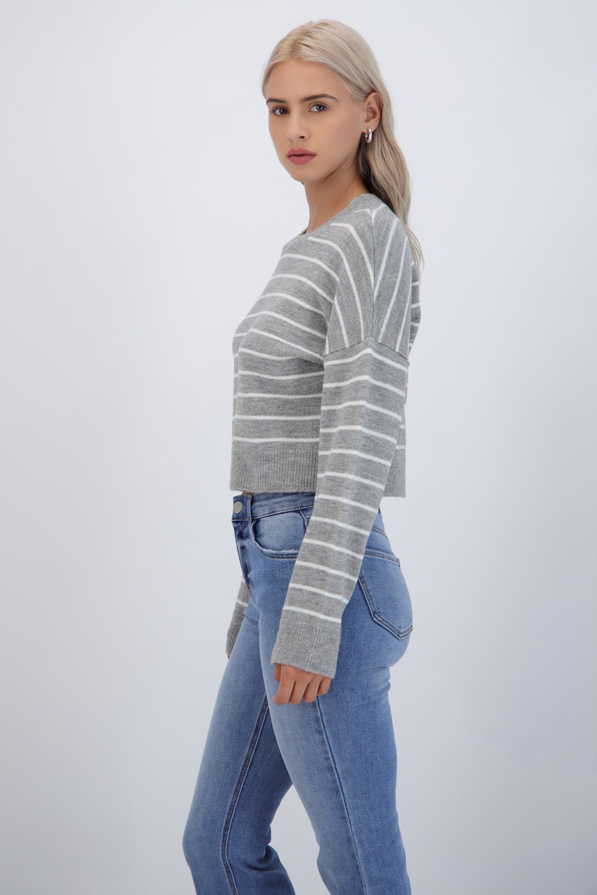 Suéter crop rayas suave GRIS CLARO