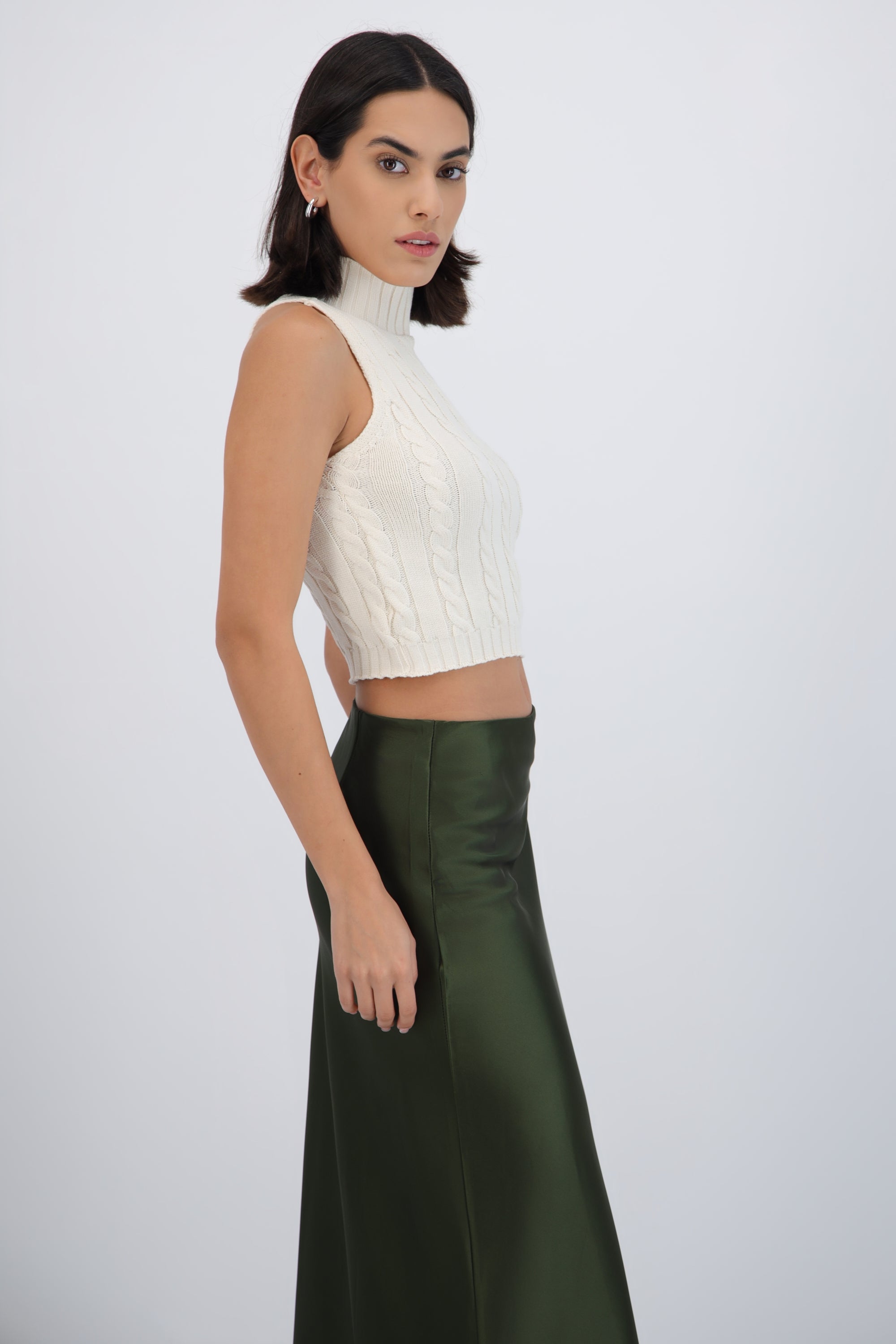 Chaleco trenzado cuello alto CREMA