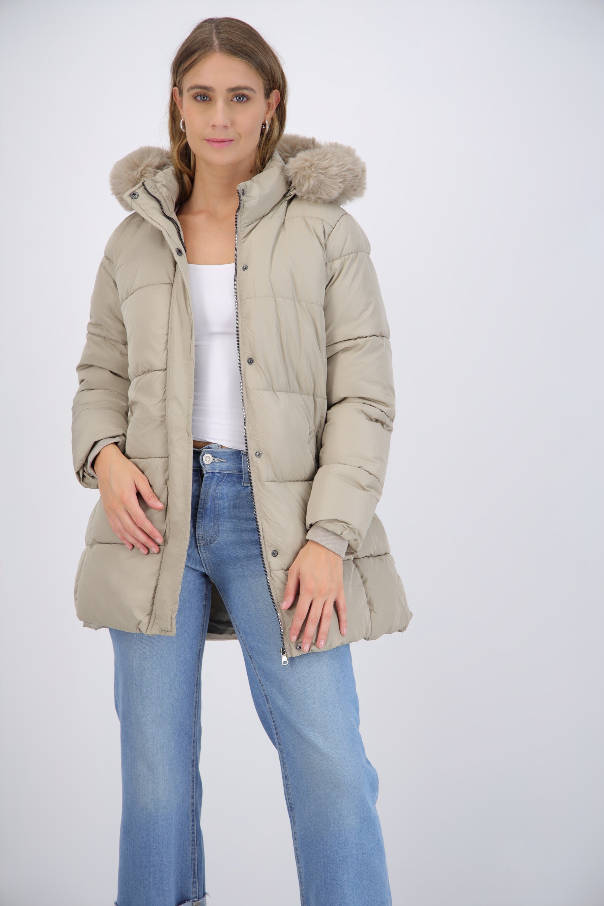 Puffer larga detalle gorro peluche
