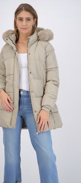 Puffer larga detalle gorro peluche