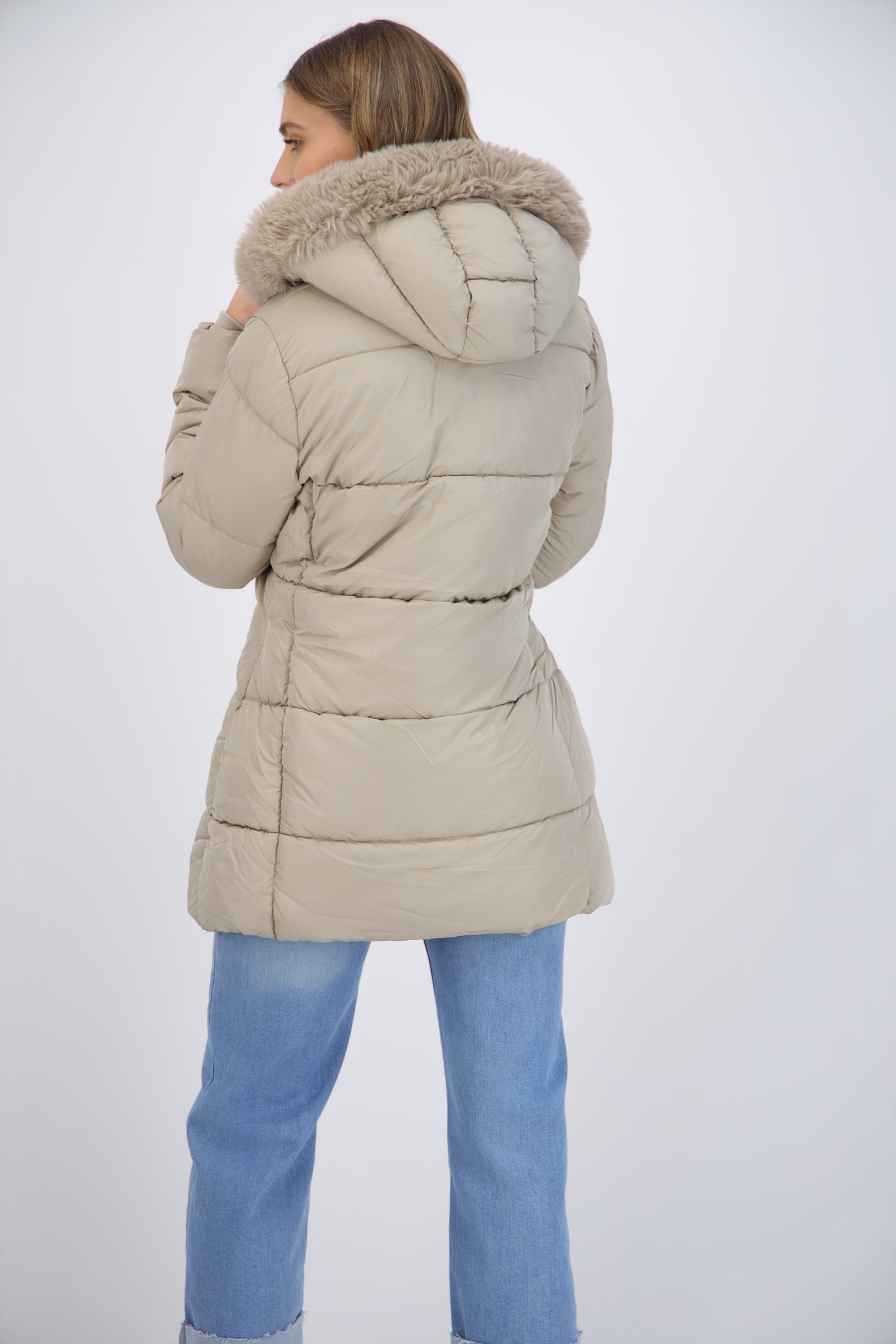 Puffer larga detalle gorro peluche