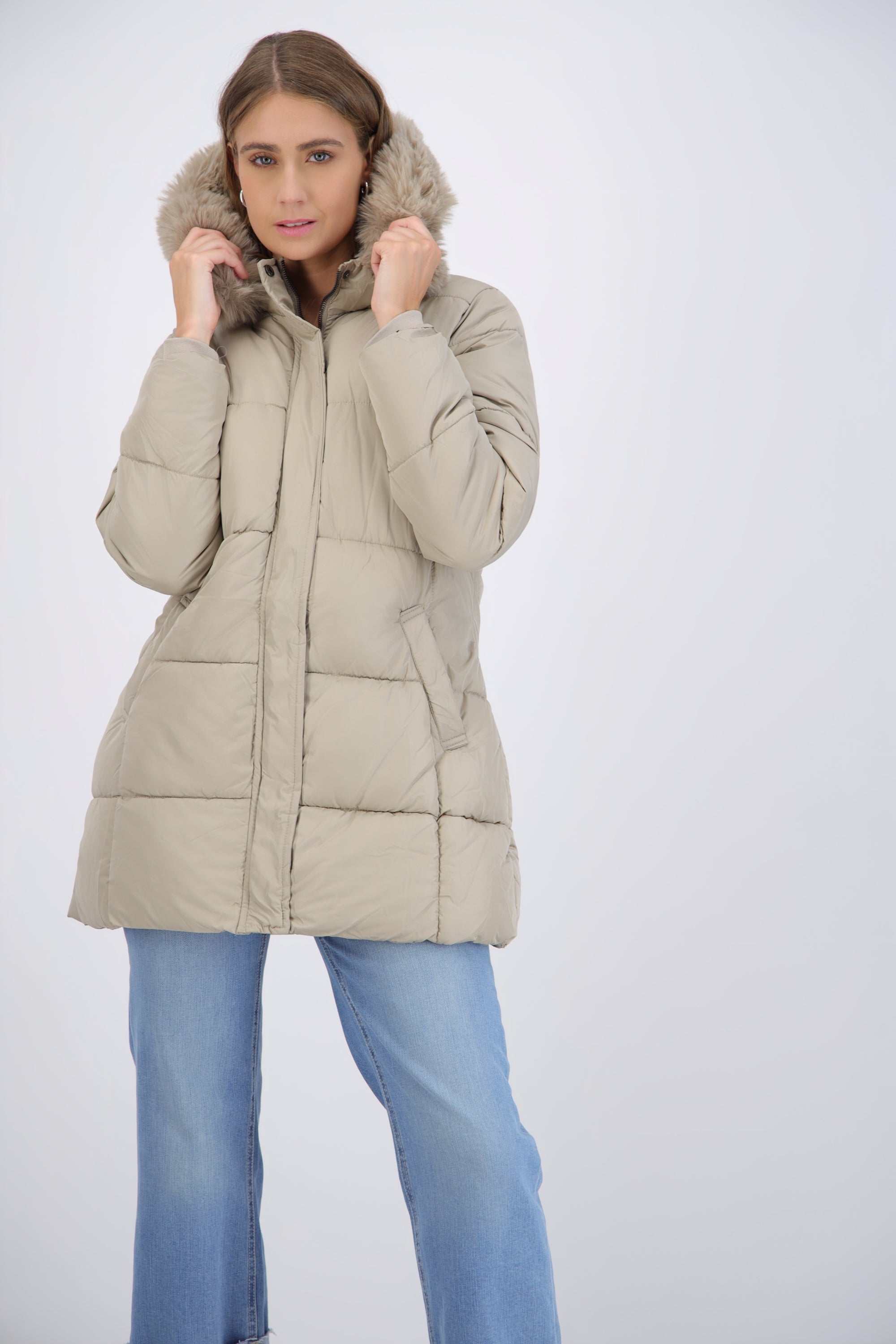 Puffer larga detalle gorro peluche