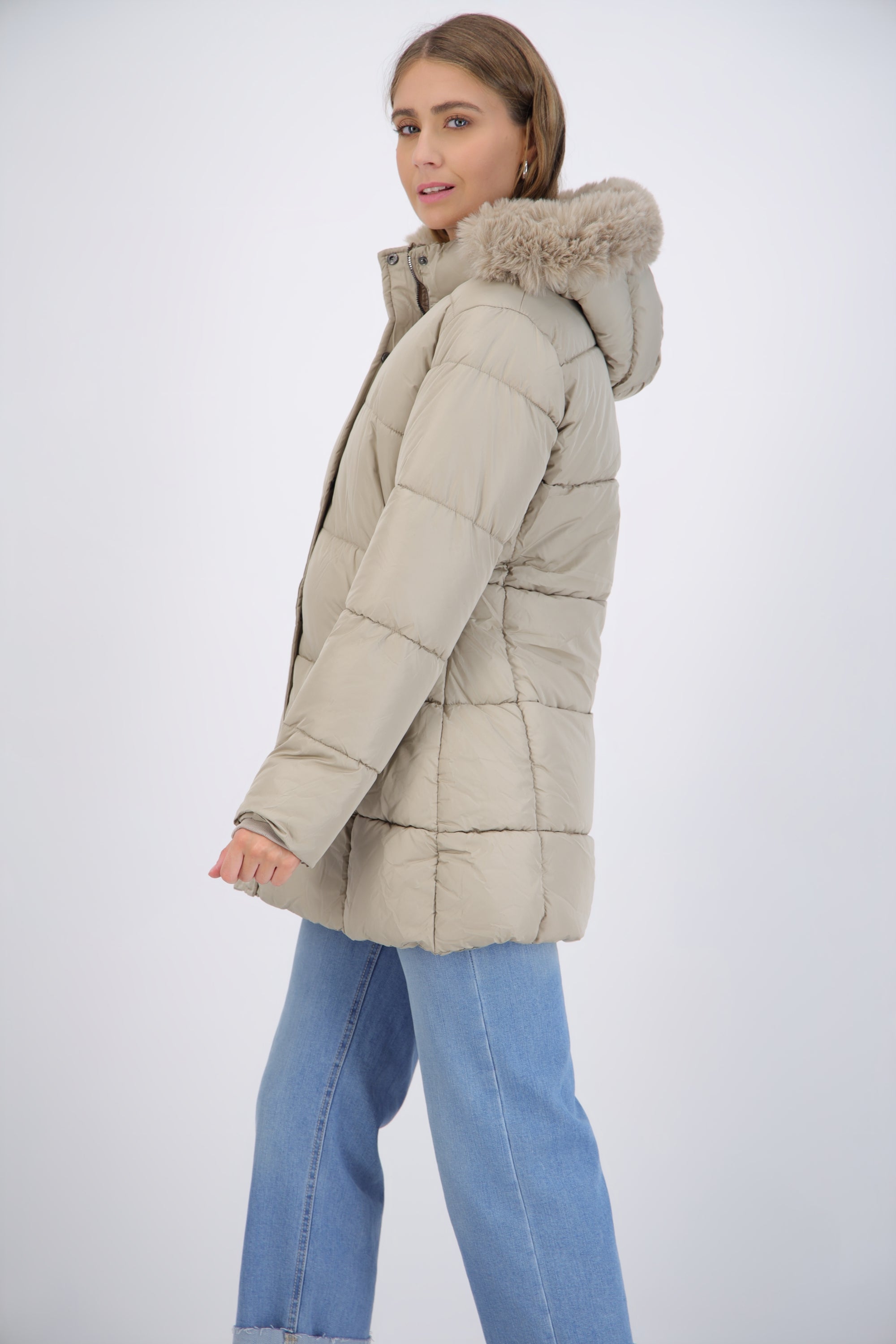 Puffer larga detalle gorro peluche