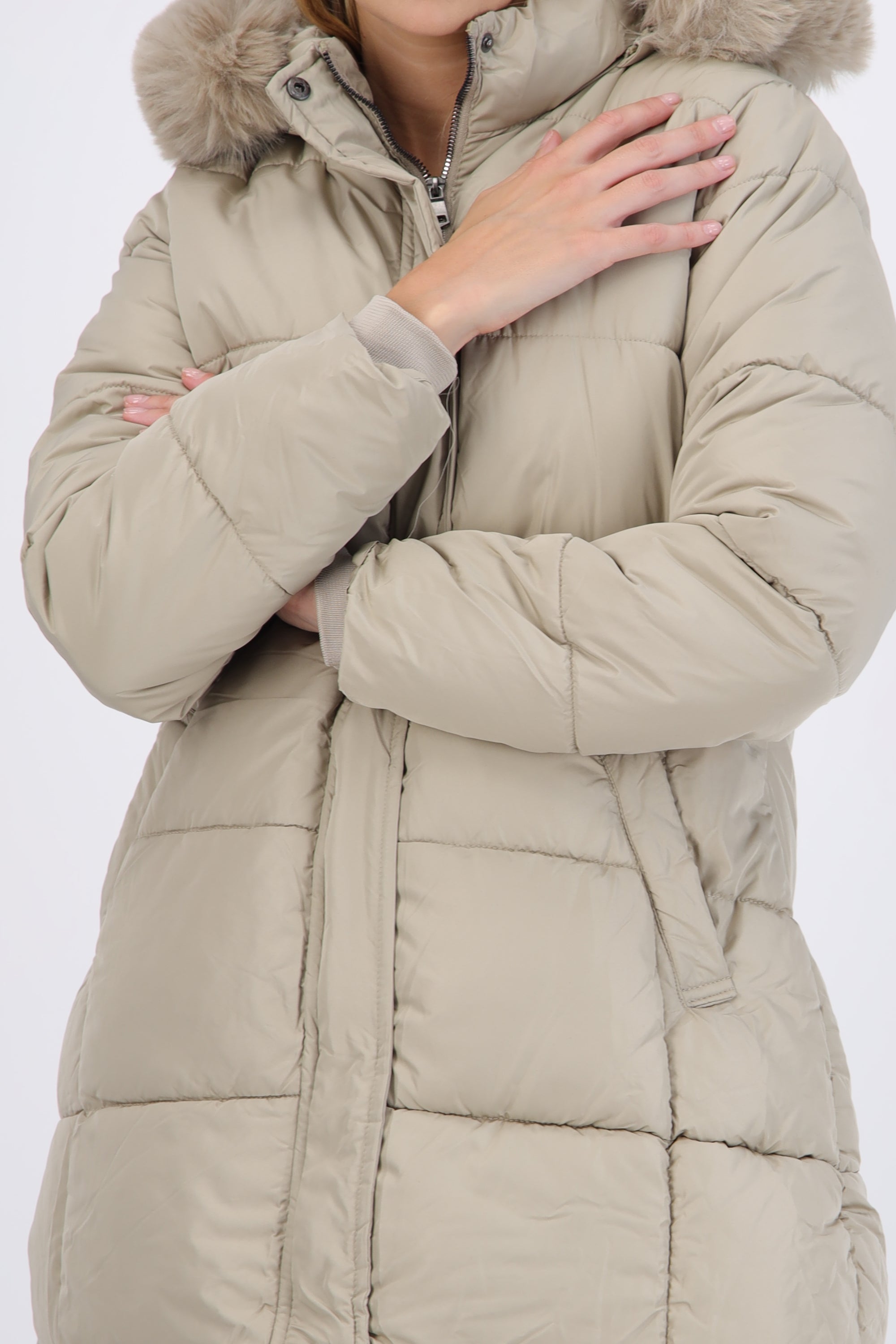 Puffer larga detalle gorro peluche