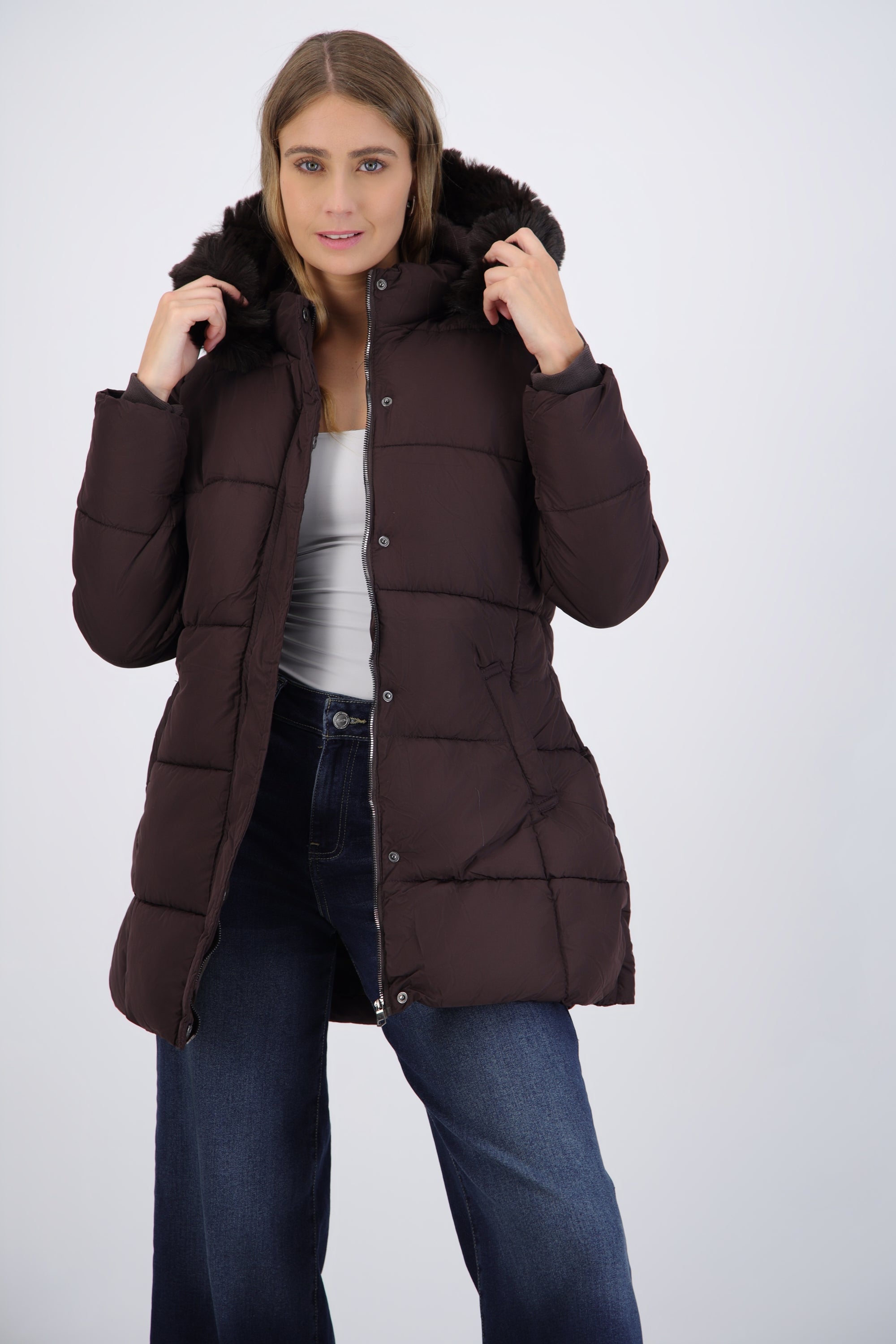 Puffer larga detalle gorro peluche