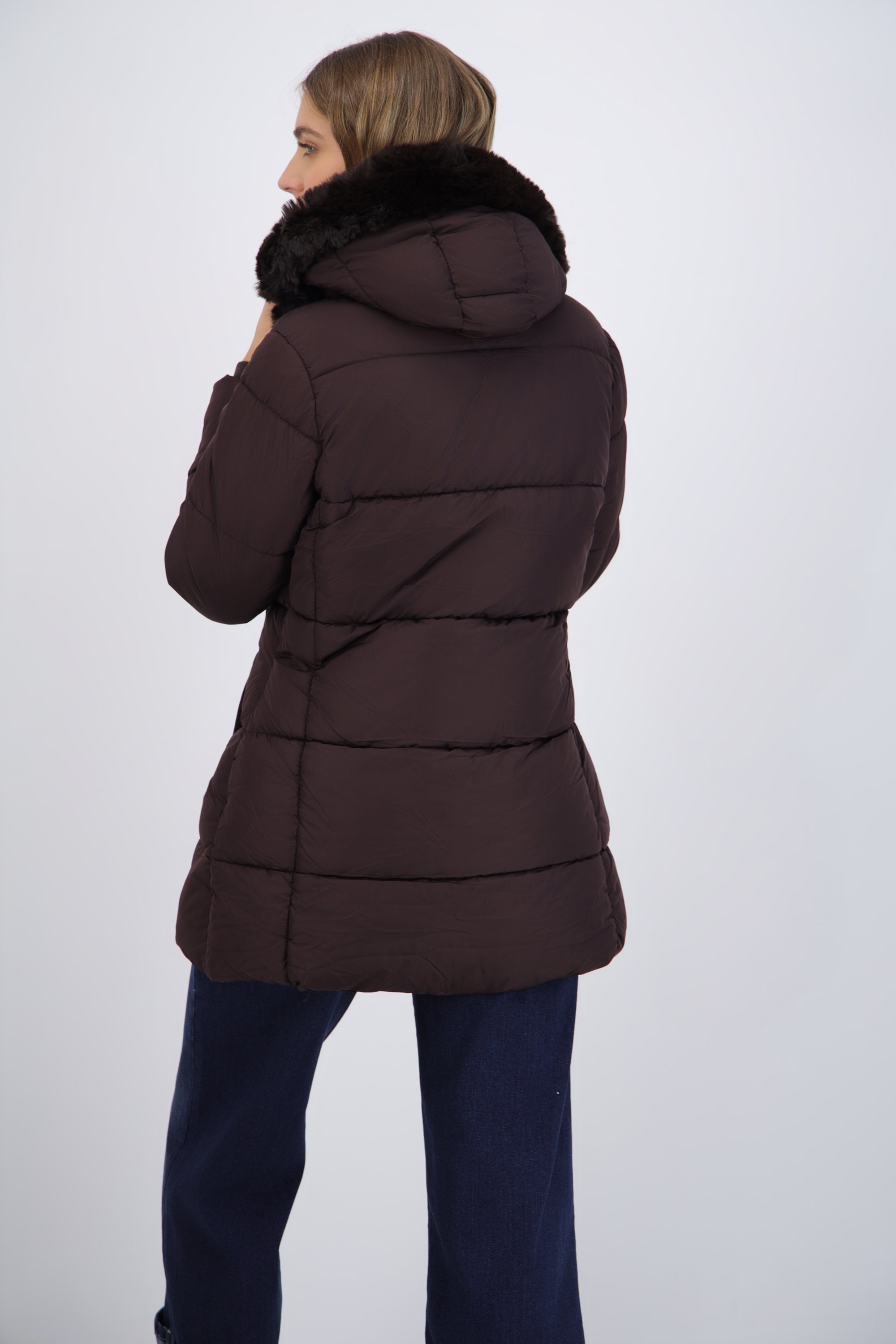 Puffer larga detalle gorro peluche