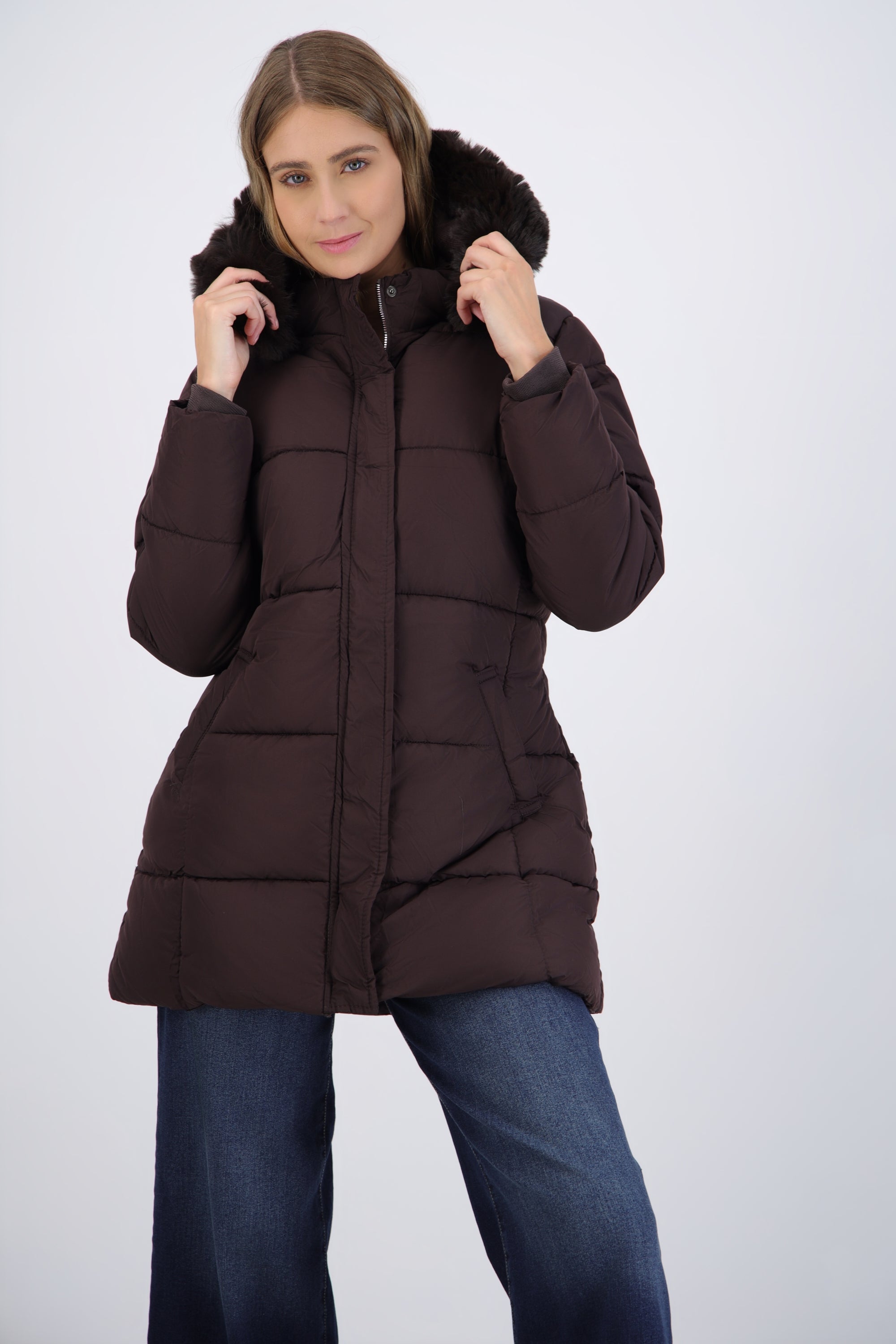 Puffer larga detalle gorro peluche