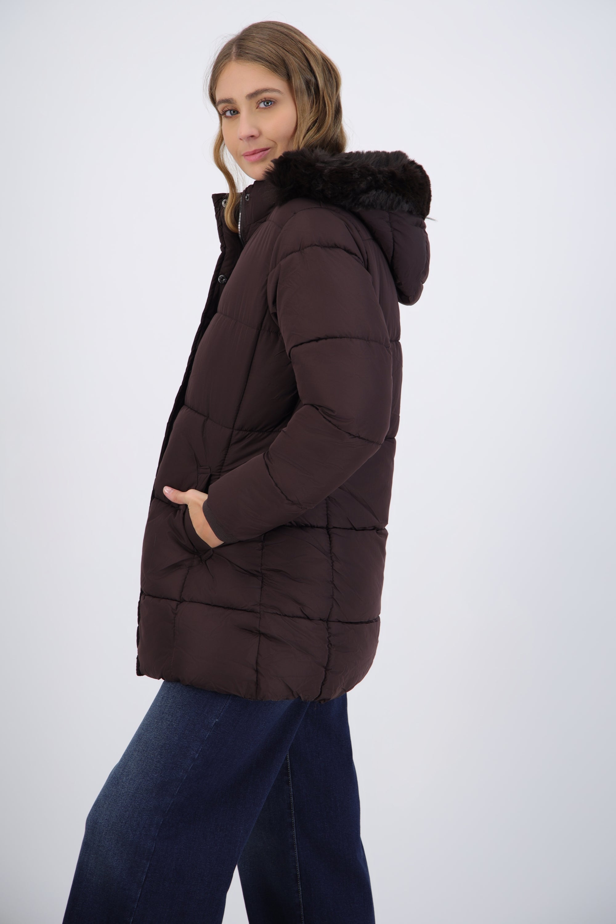 Puffer larga detalle gorro peluche