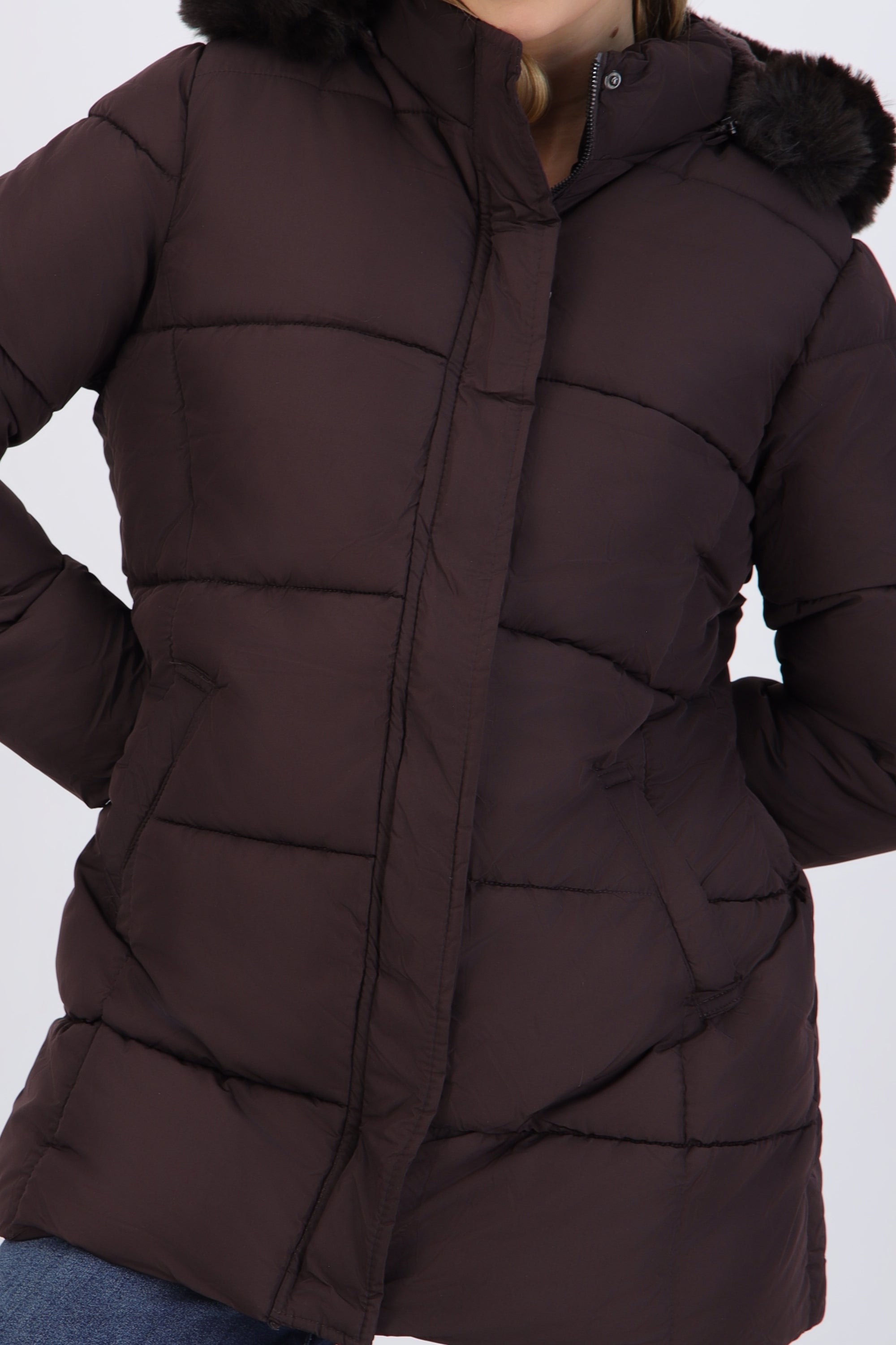 Puffer larga detalle gorro peluche