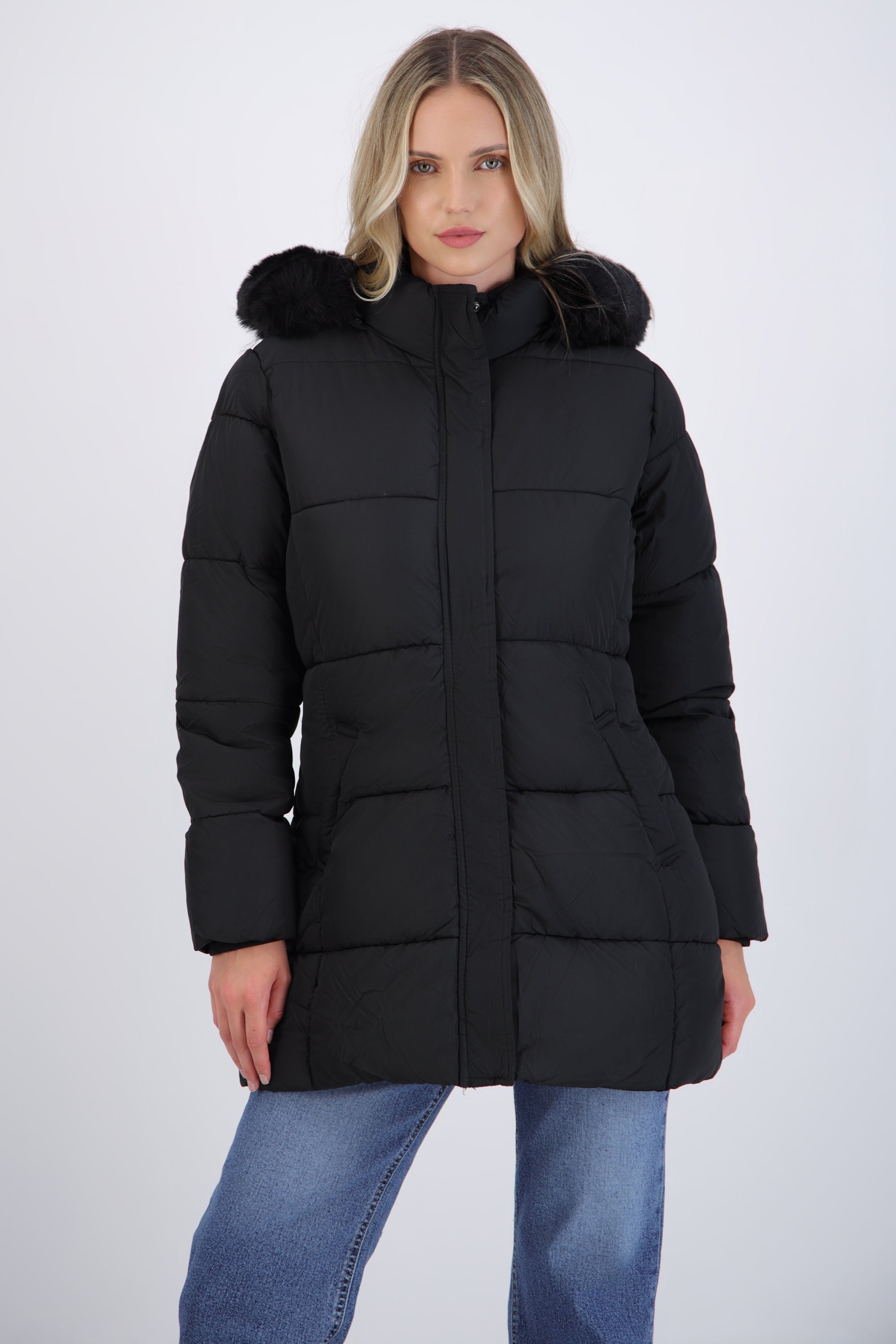 Puffer larga detalle gorro peluche
