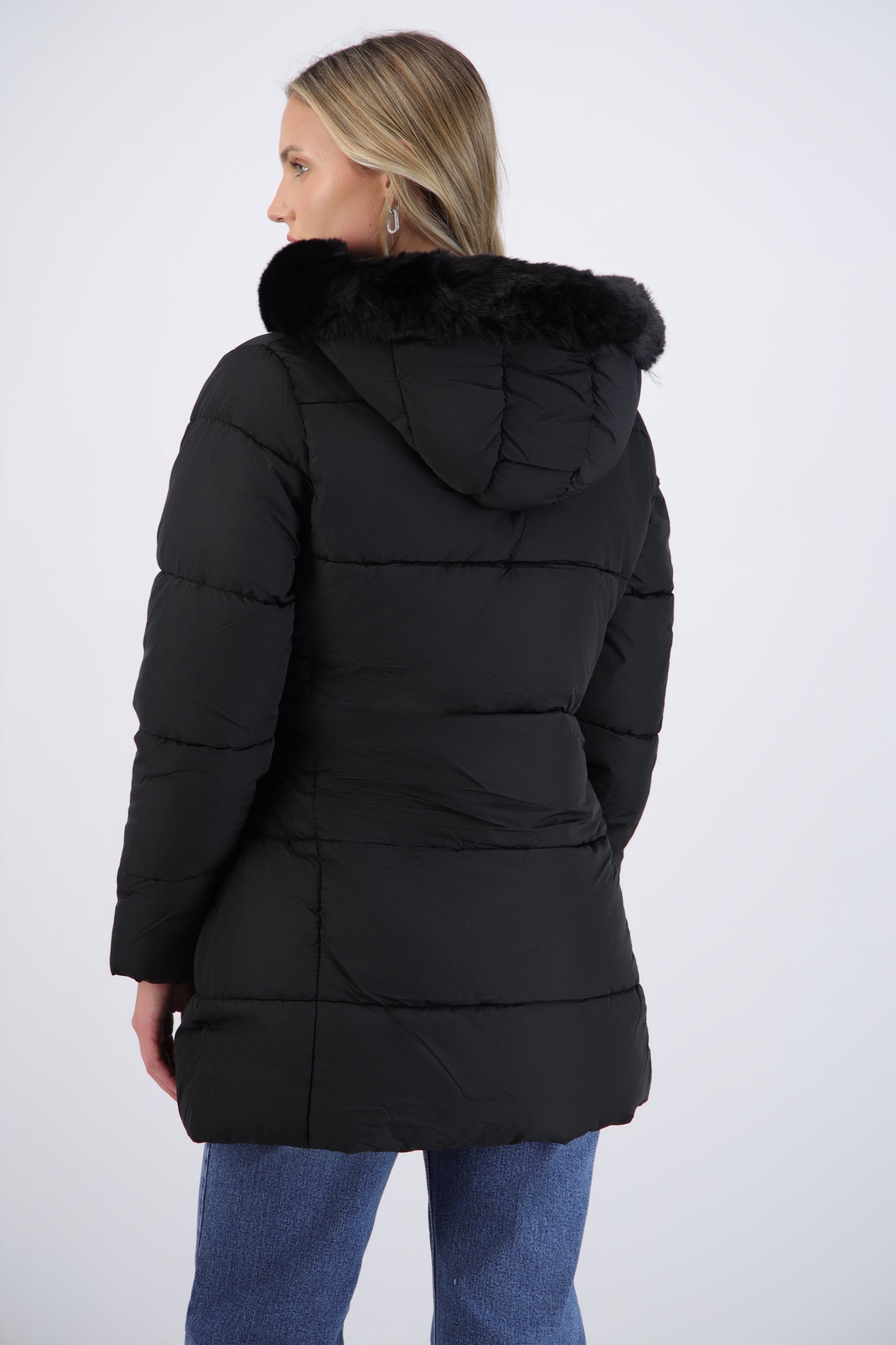 Puffer larga detalle gorro peluche