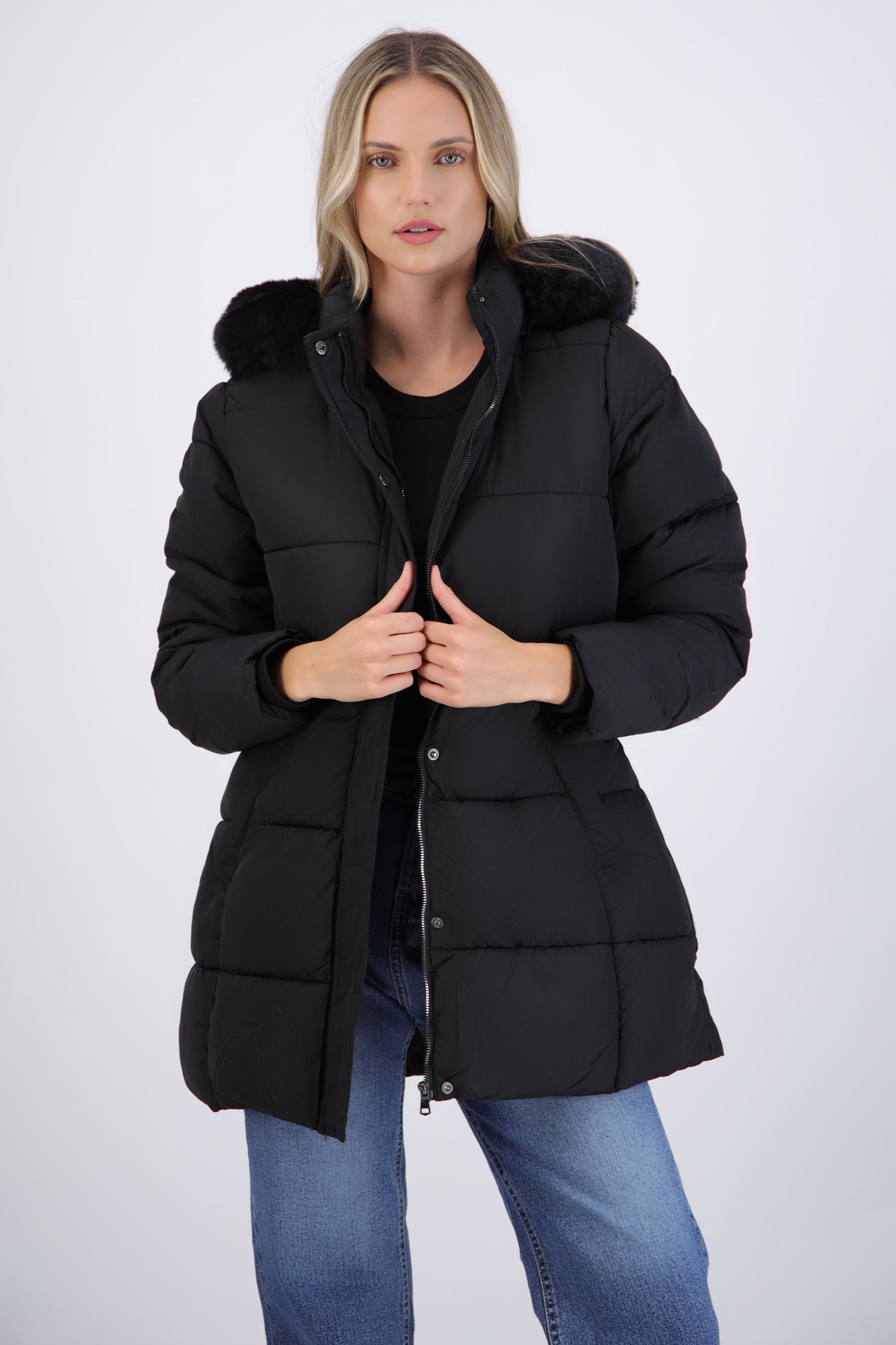 Puffer larga detalle gorro peluche
