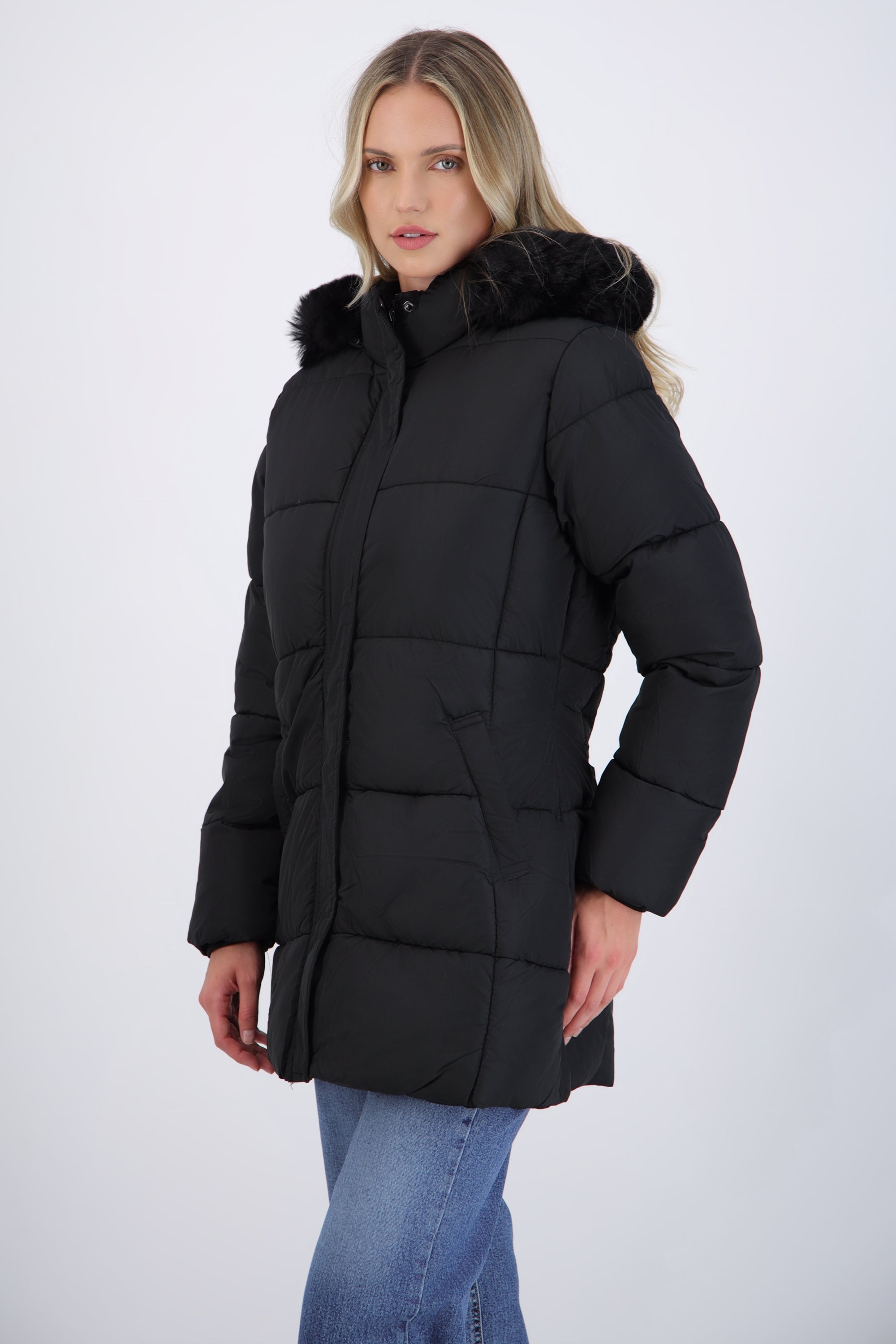 Puffer larga detalle gorro peluche