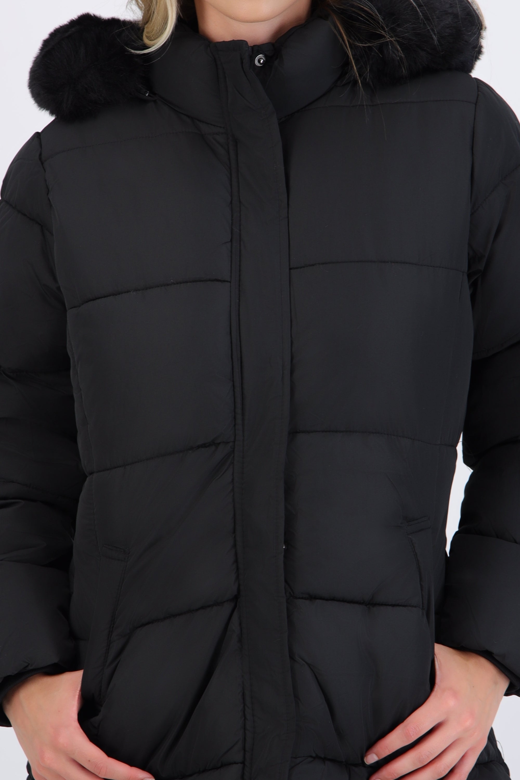 Puffer larga detalle gorro peluche