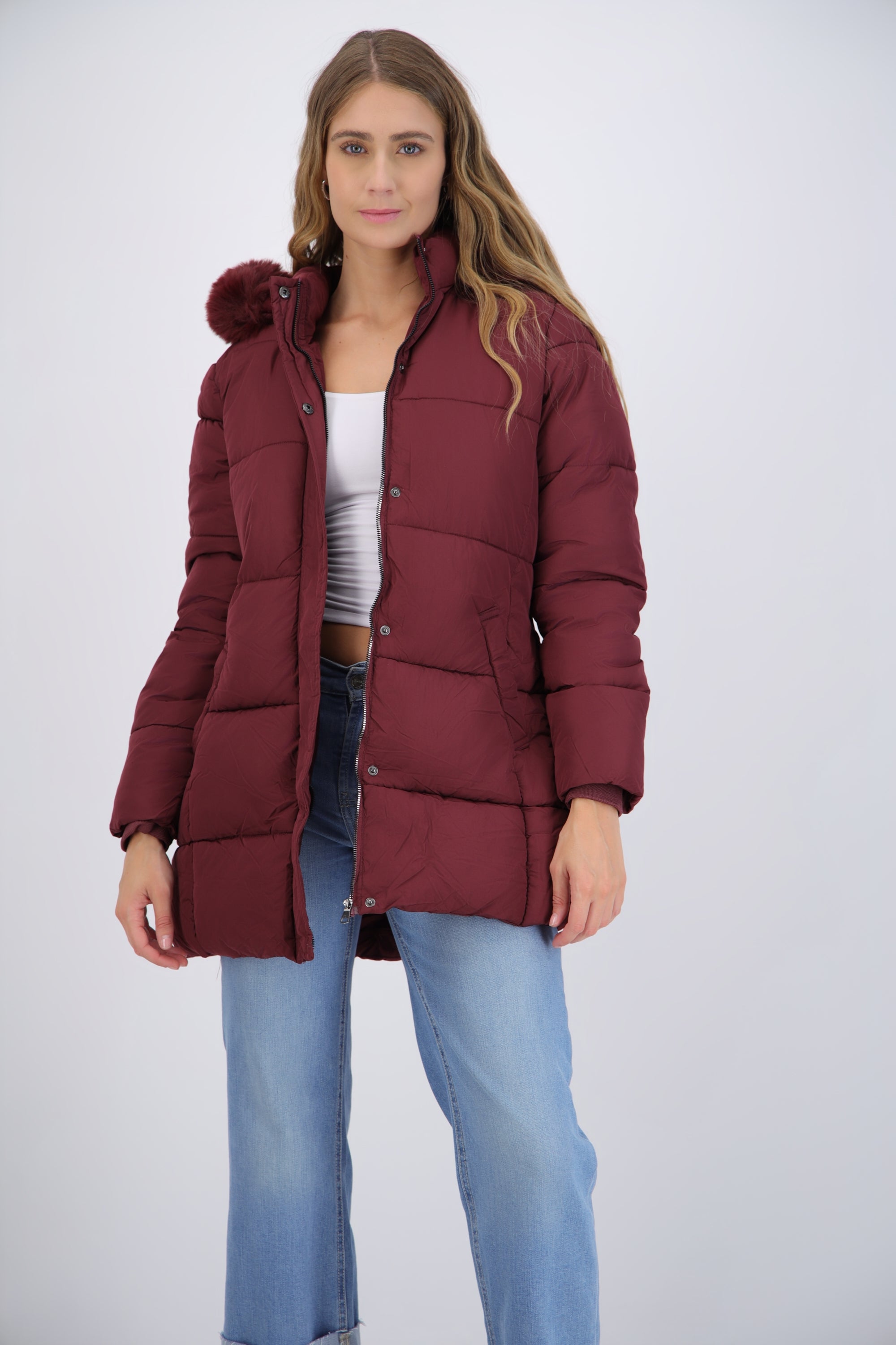 Puffer larga detalle gorro peluche