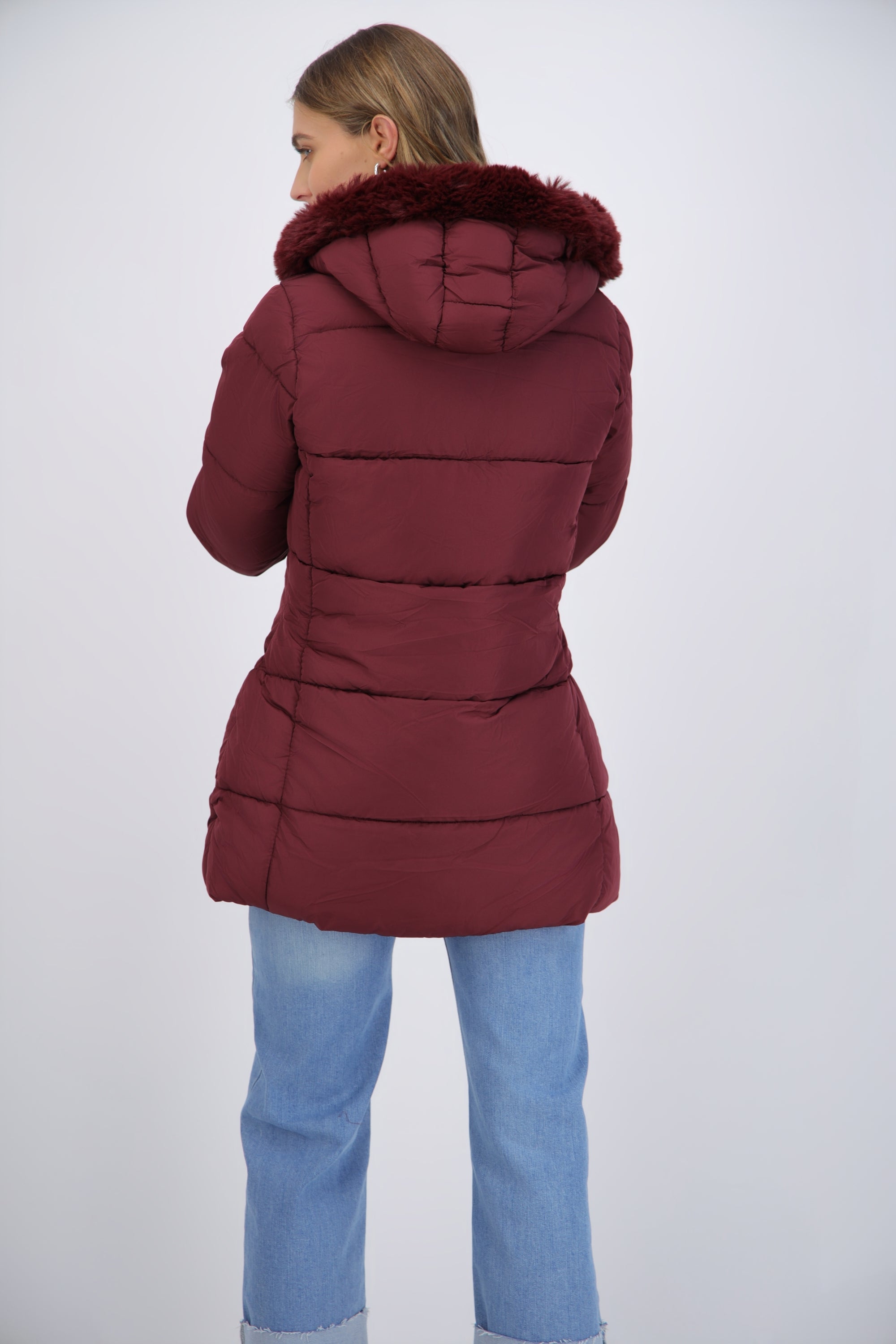 Puffer larga detalle gorro peluche