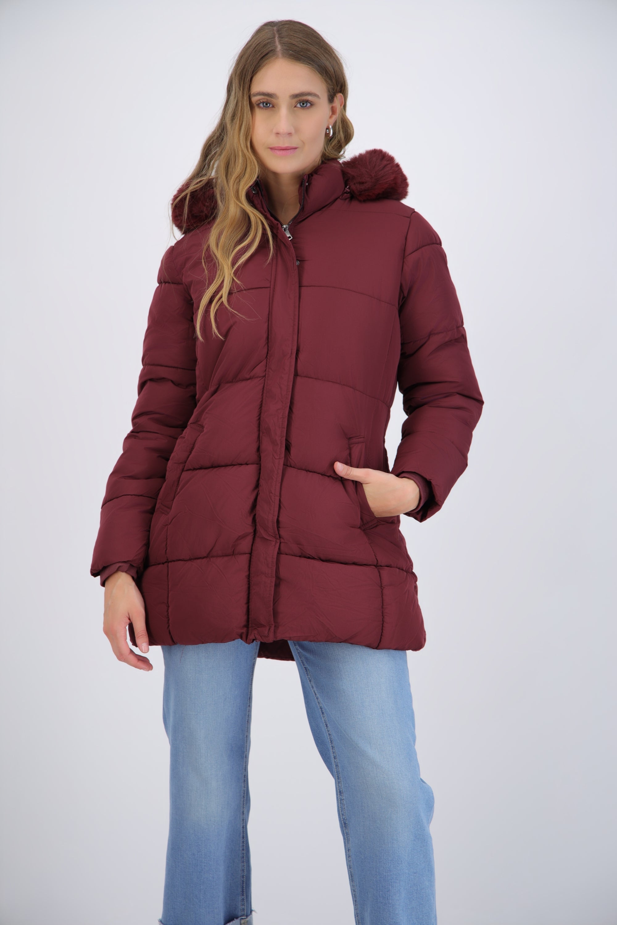 Puffer larga detalle gorro peluche