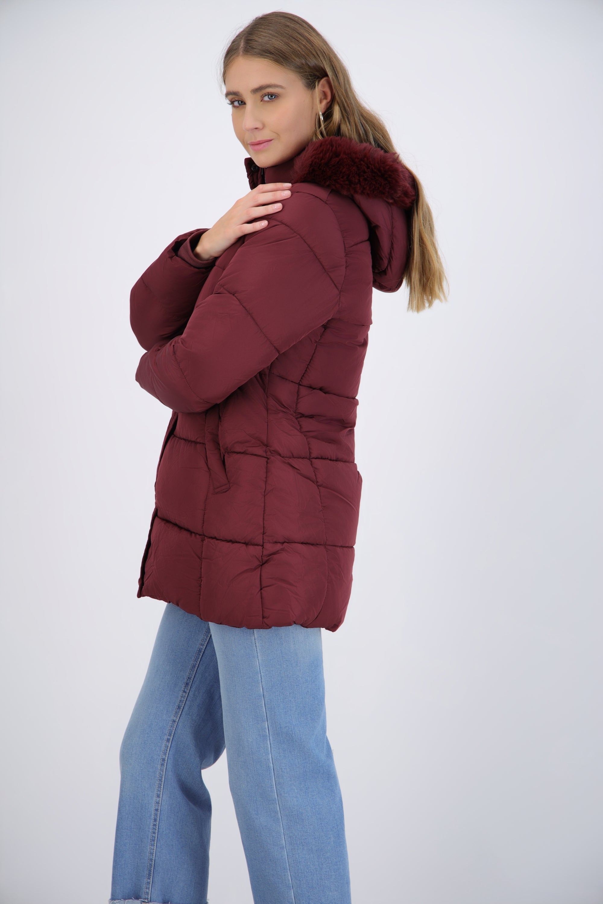 Puffer larga detalle gorro peluche