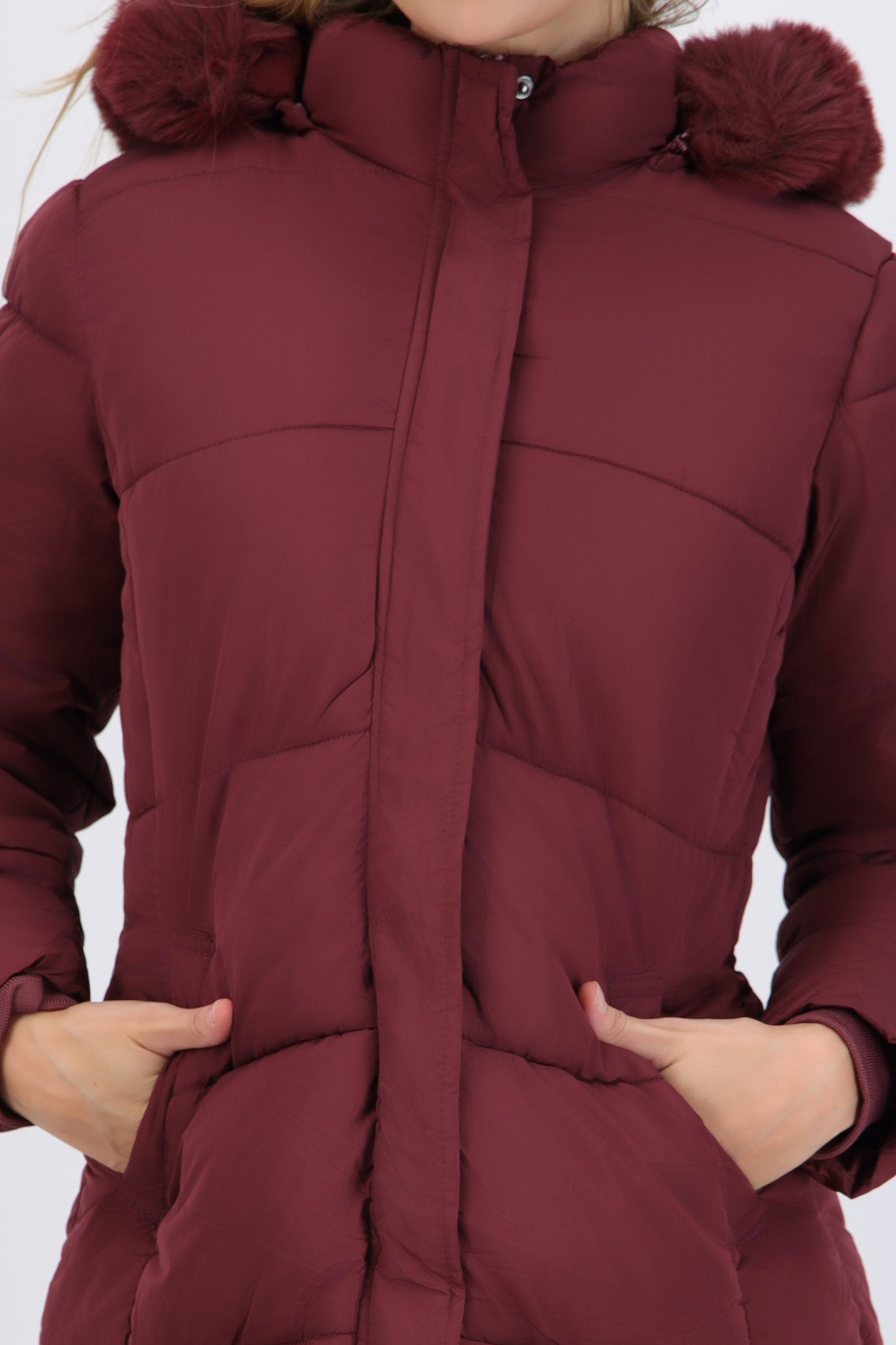 Puffer larga detalle gorro peluche