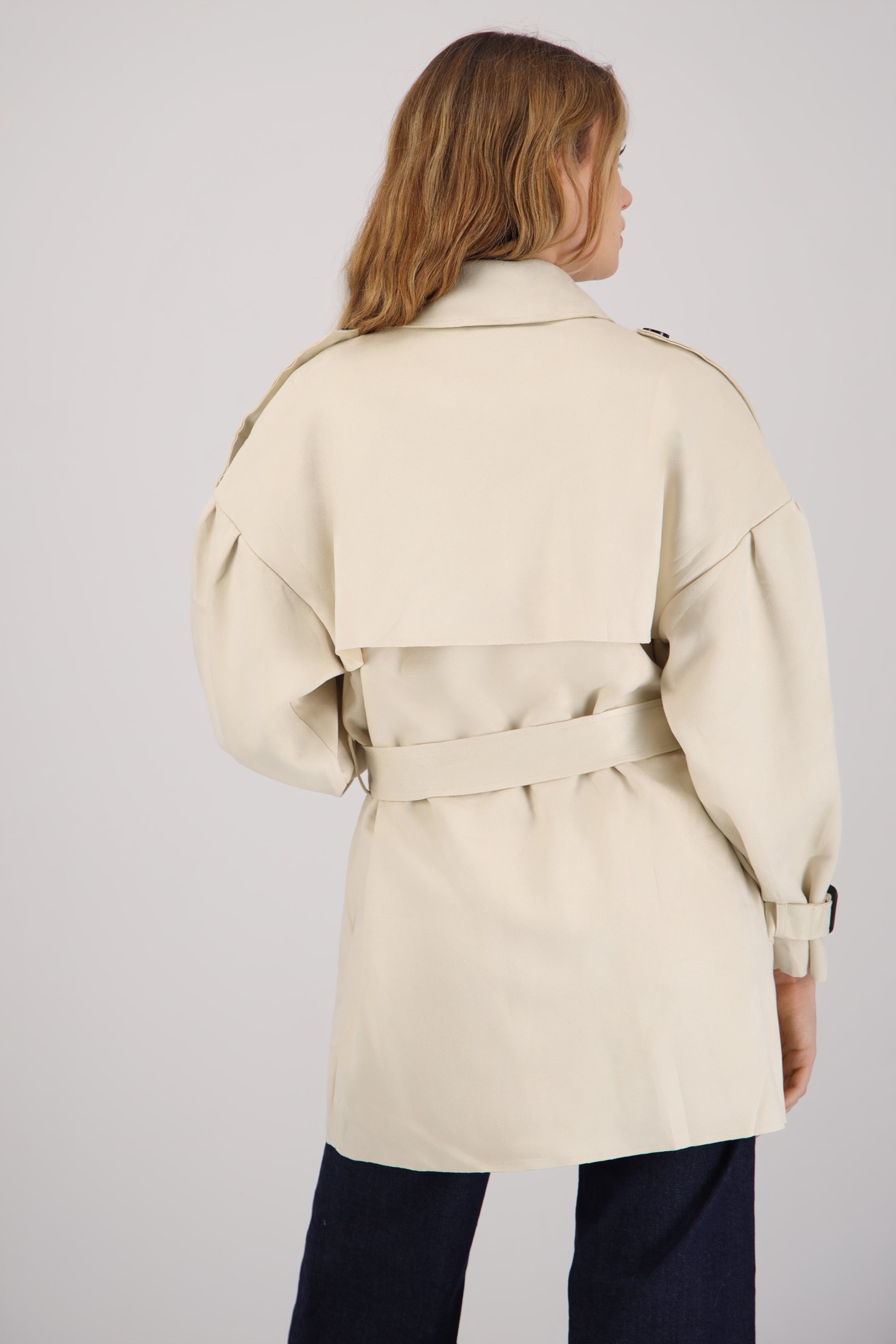 Gabardina suede detalle cinturon HUESO