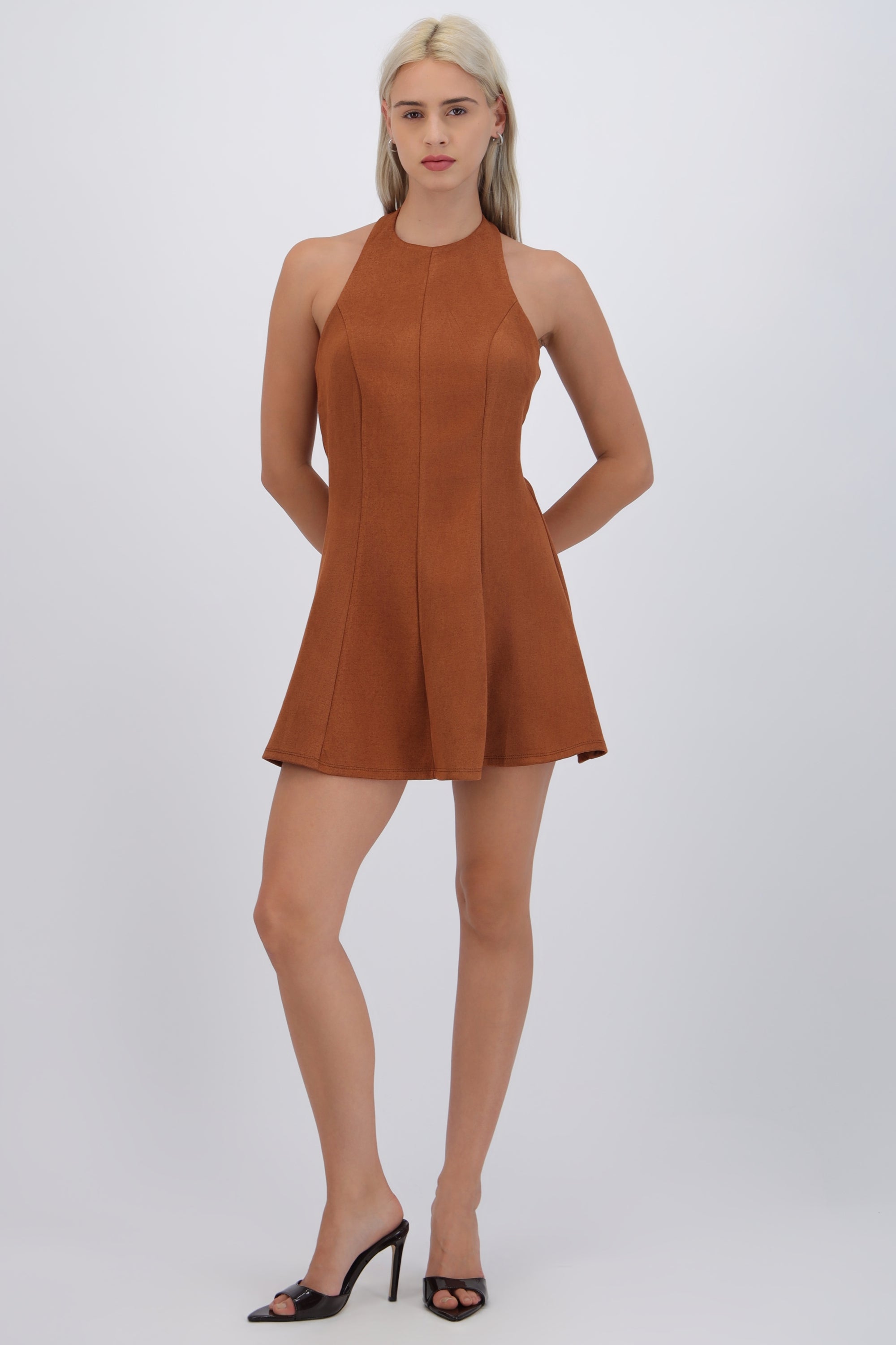 Vestido halter detalle cortes