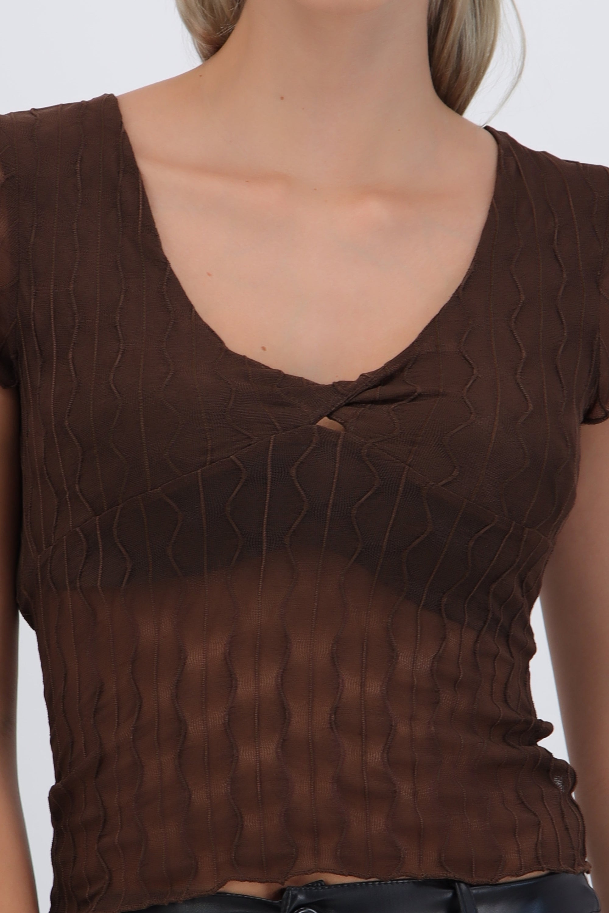 Top manga corta detalle transparencia textura