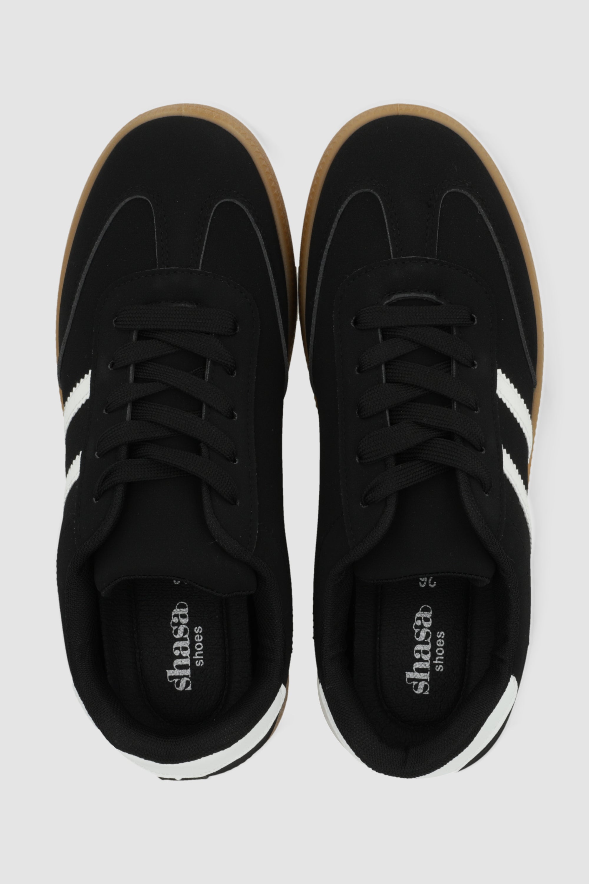 Tenis casual rayas puntera suede