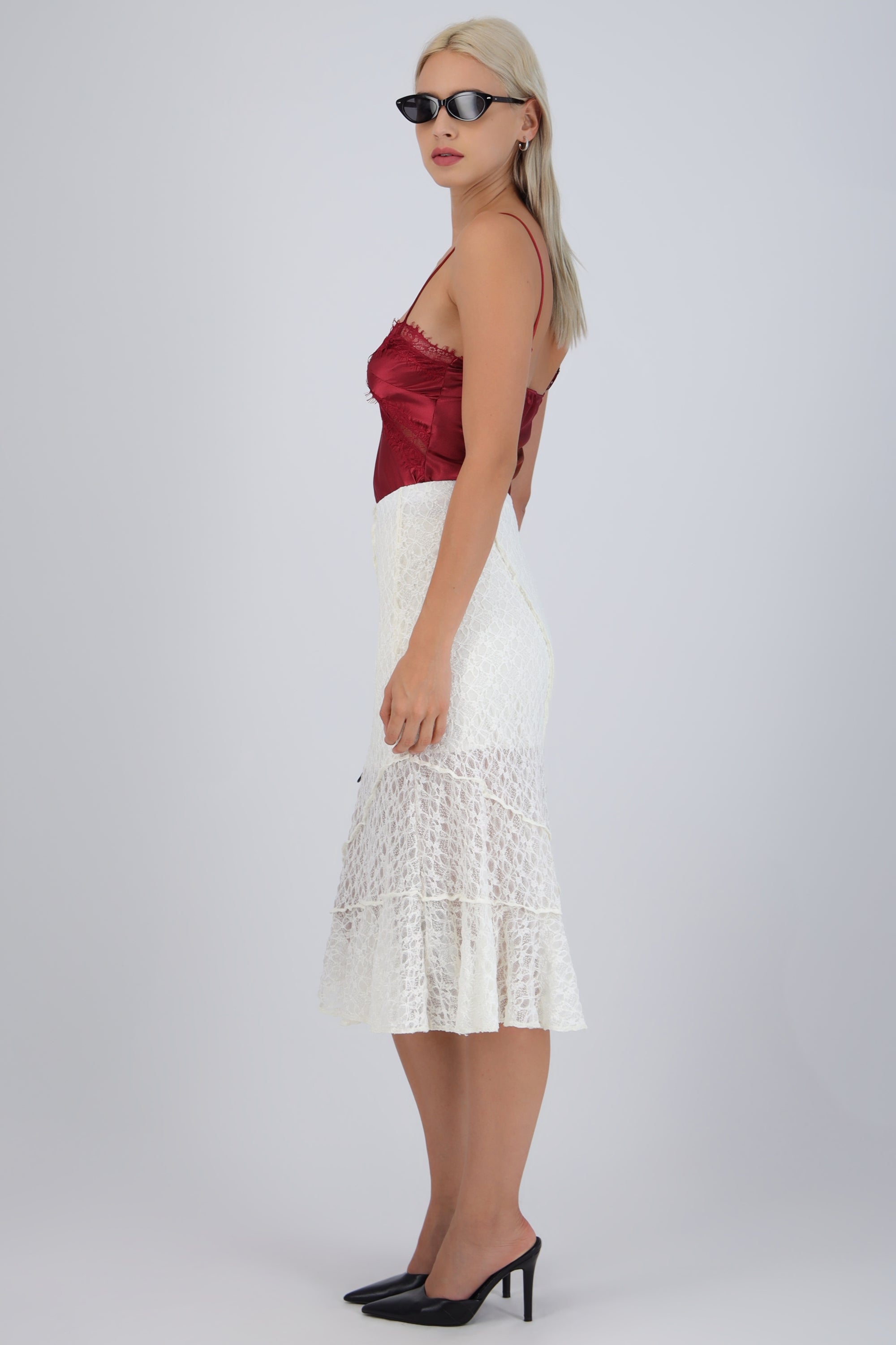 Falda midi cortes encaje