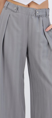 Pantalón rayas detalle pretina botones