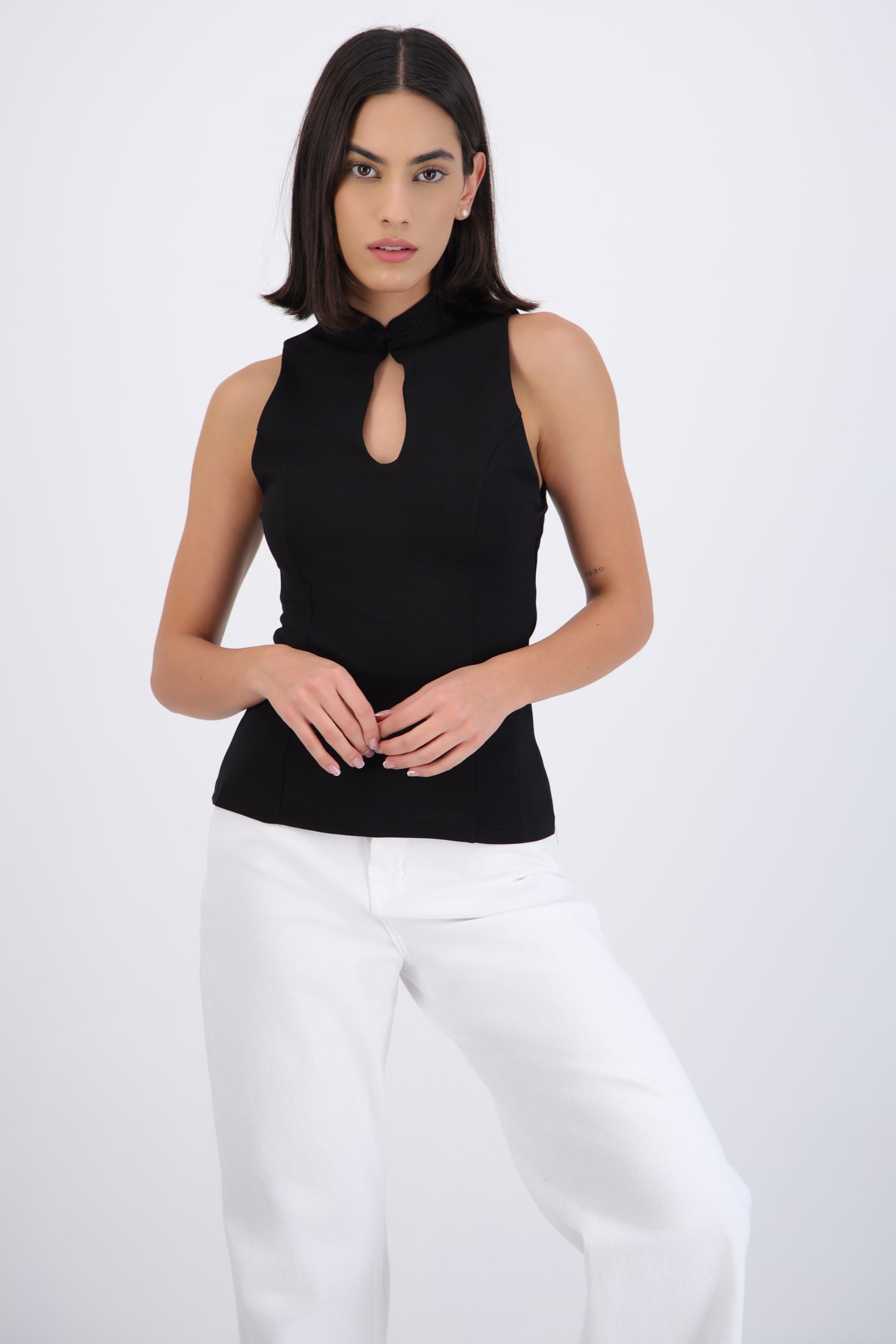 Top escote gota con alamar