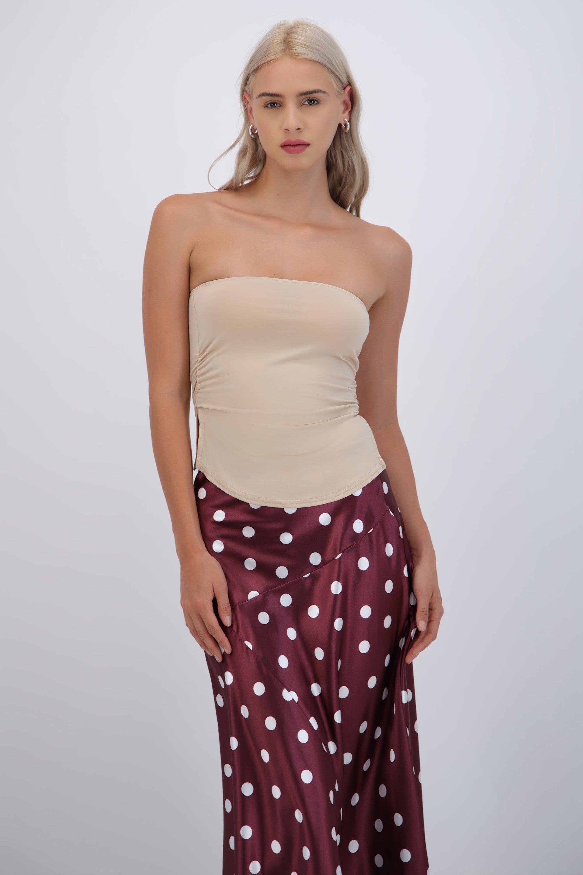 Top bandeau fruncido con aberturas