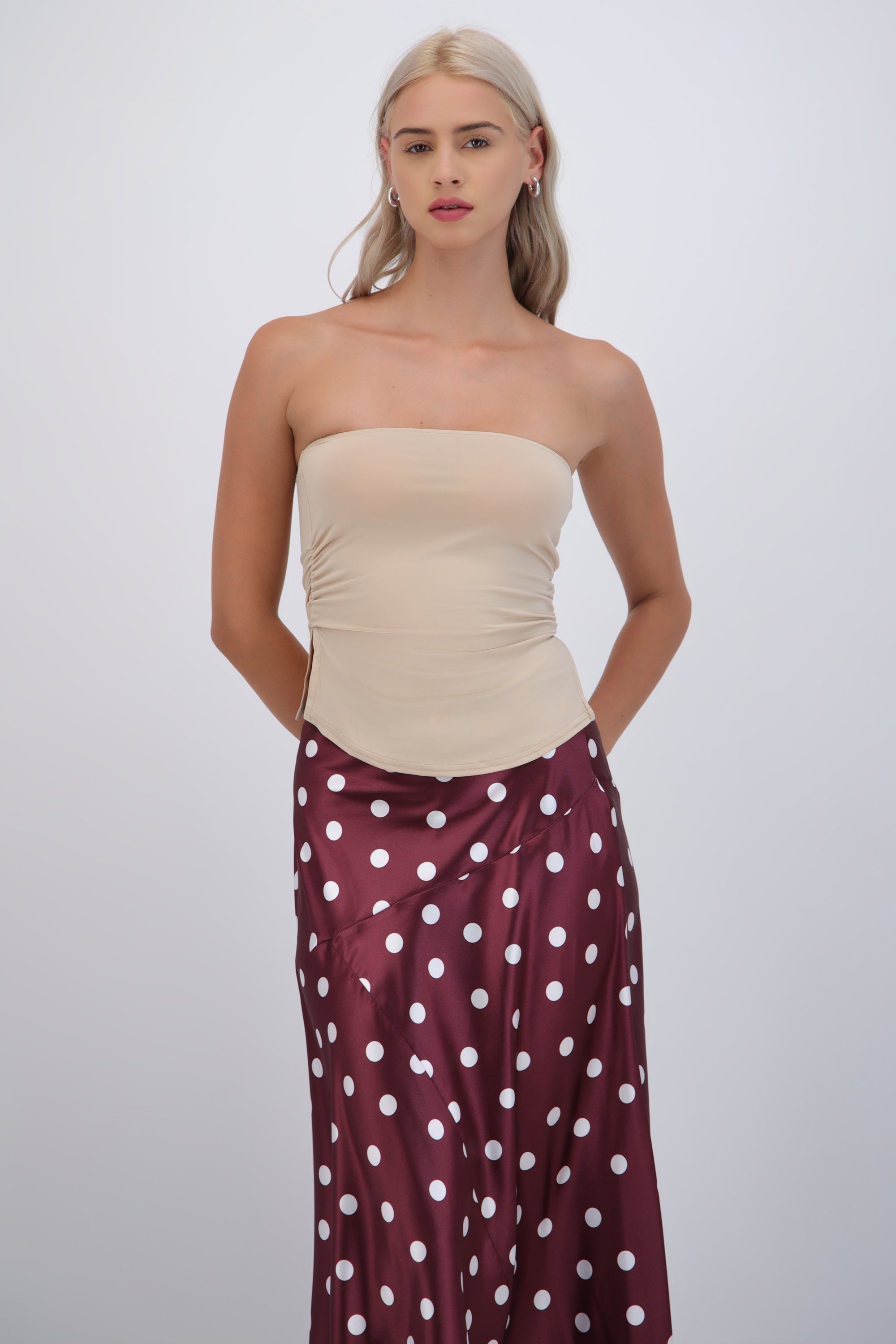 Top bandeau fruncido con aberturas