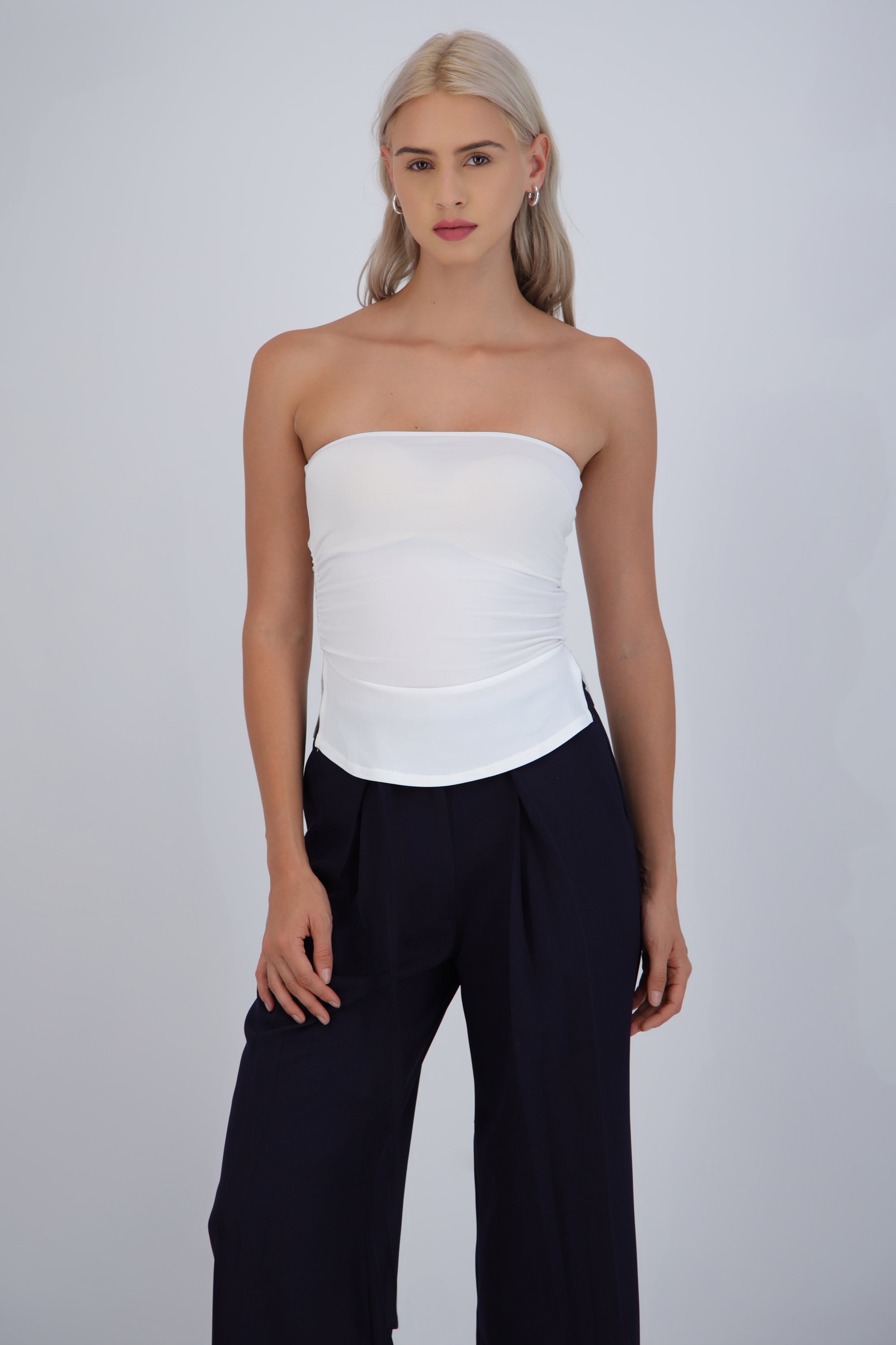 Top bandeau fruncido con aberturas